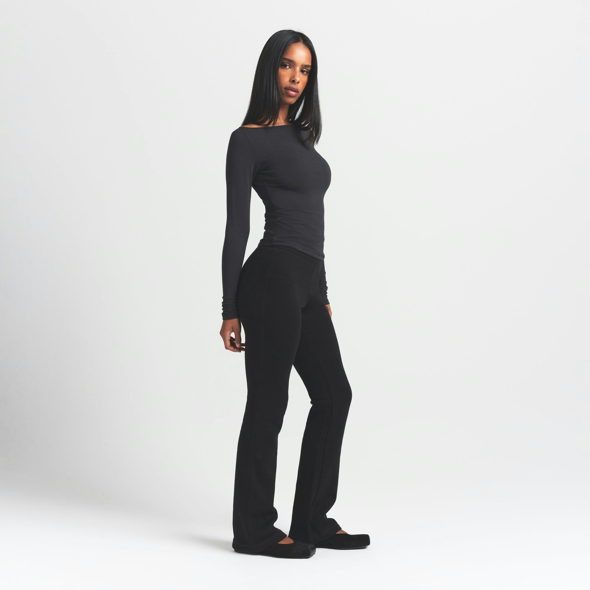 COTTON FLEECE SLIM PANT | ONYX ON A MODEL SIDE VIEW S | FOCUS: 0.0, 1.0, 0.9