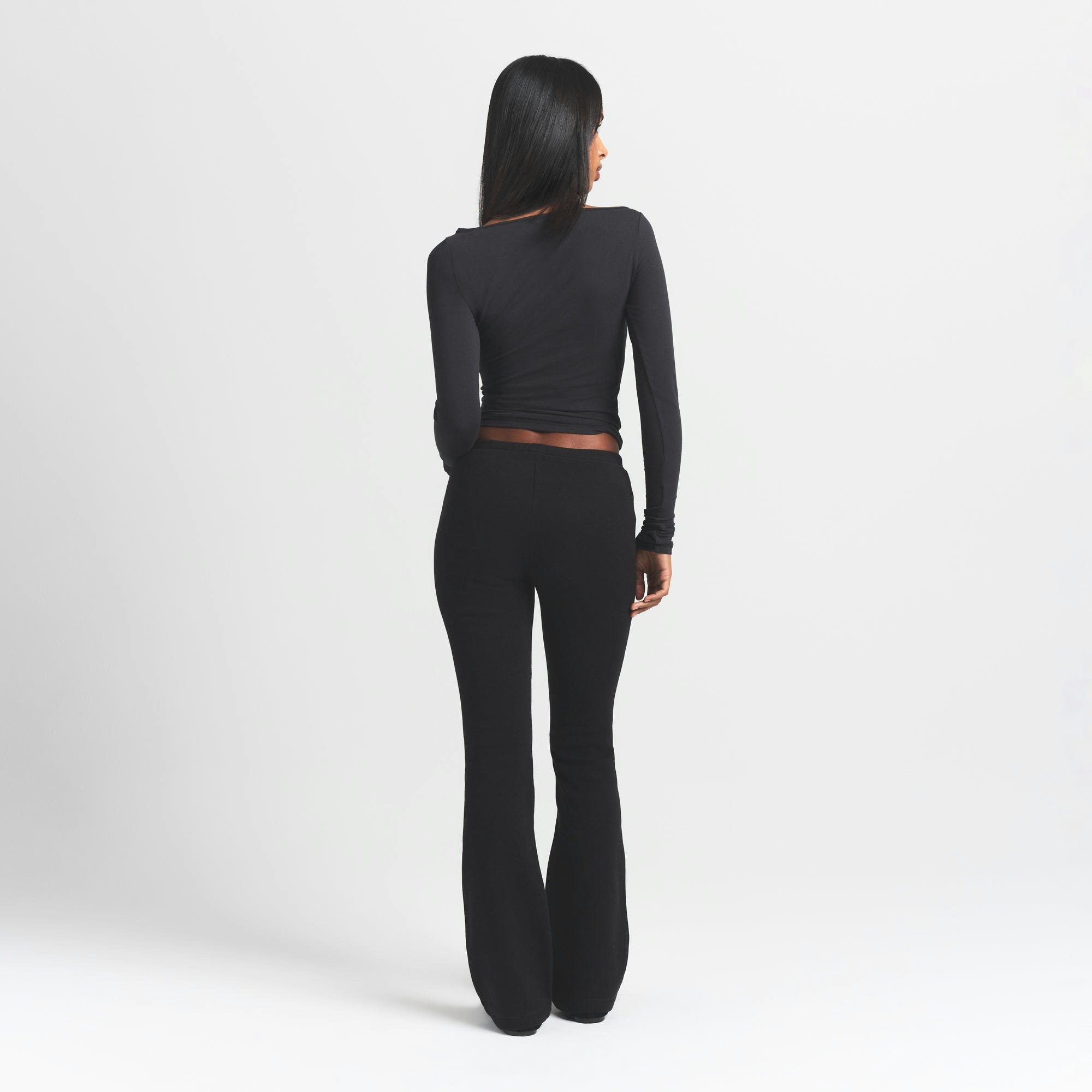 COTTON FLEECE SLIM PANT | ONYX ON A MODEL BACK VIEW S | FOCUS: 0.0, 1.0, 0.9