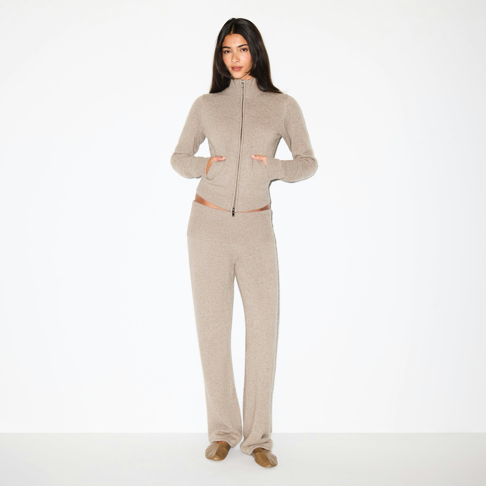 WOOL CASHMERE PANT | LINEN ON A MODEL FRONT VIEW @ | FOCUS: 0.0, 1.0, 0.9