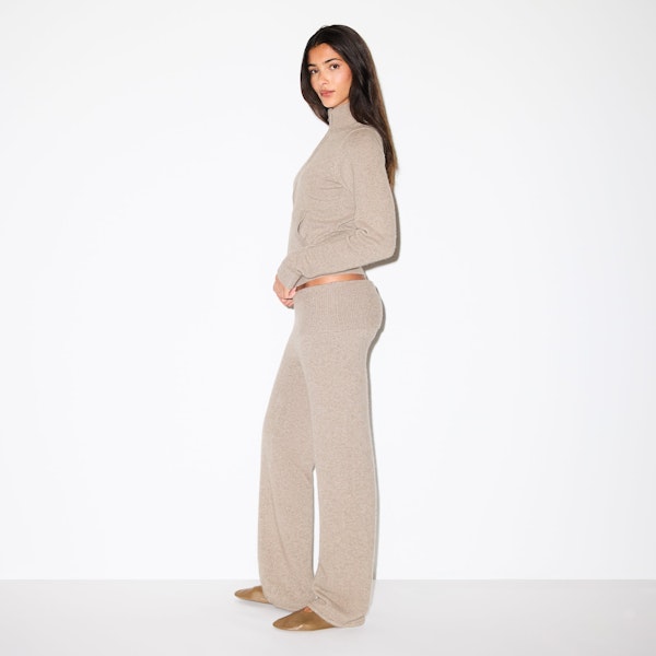 WOOL CASHMERE PANT | LINEN ON A MODEL FRONT VIEW @ | FOCUS: 0.0, 1.0, 0.9