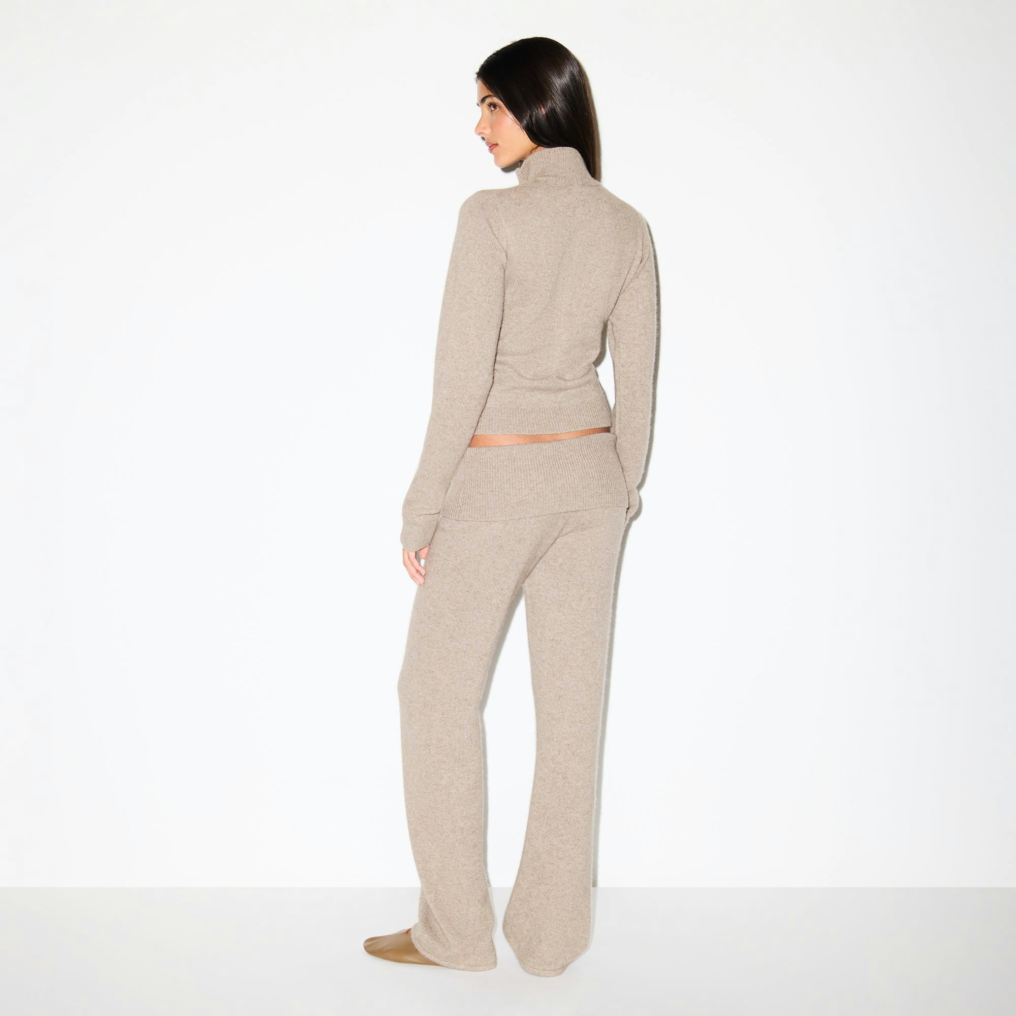 WOOL CASHMERE PANT | LINEN ON A MODEL FRONT VIEW @ | FOCUS: 0.0, 1.0, 0.9