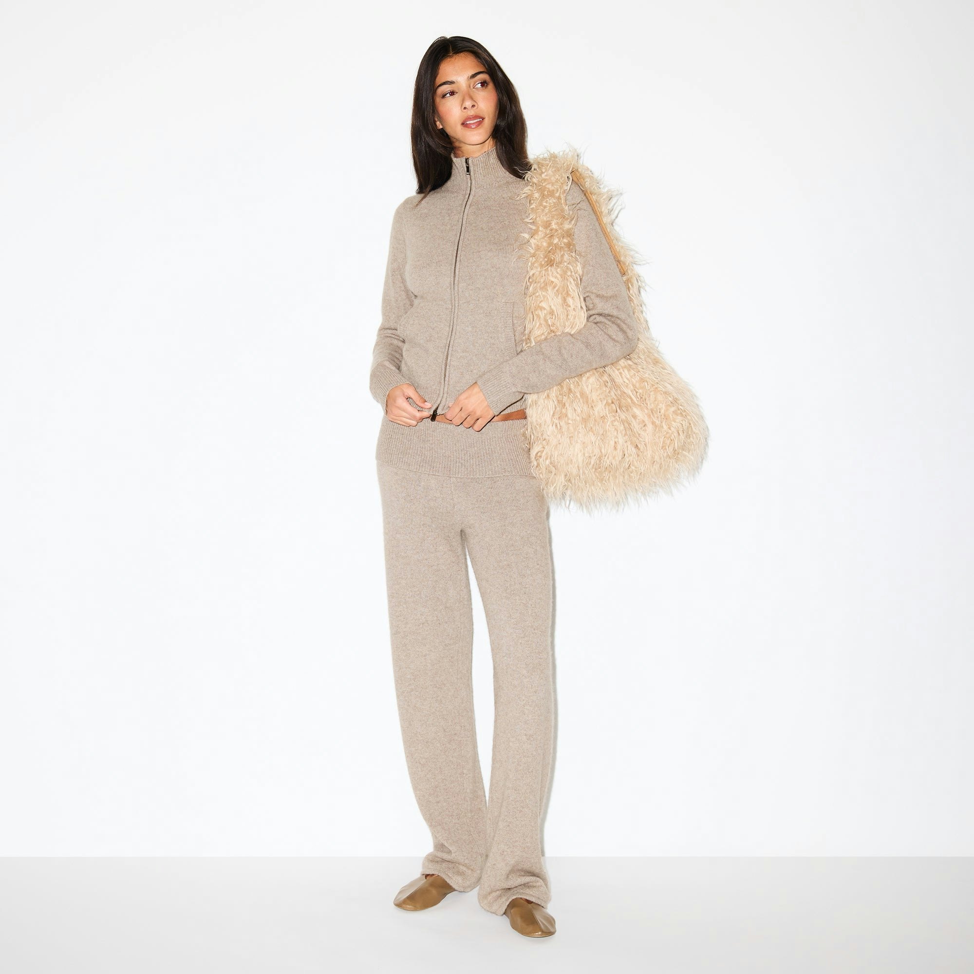 WOOL CASHMERE PANT | LINEN ON A MODEL FRONT VIEW @ | FOCUS: 0.0, 1.0, 0.9