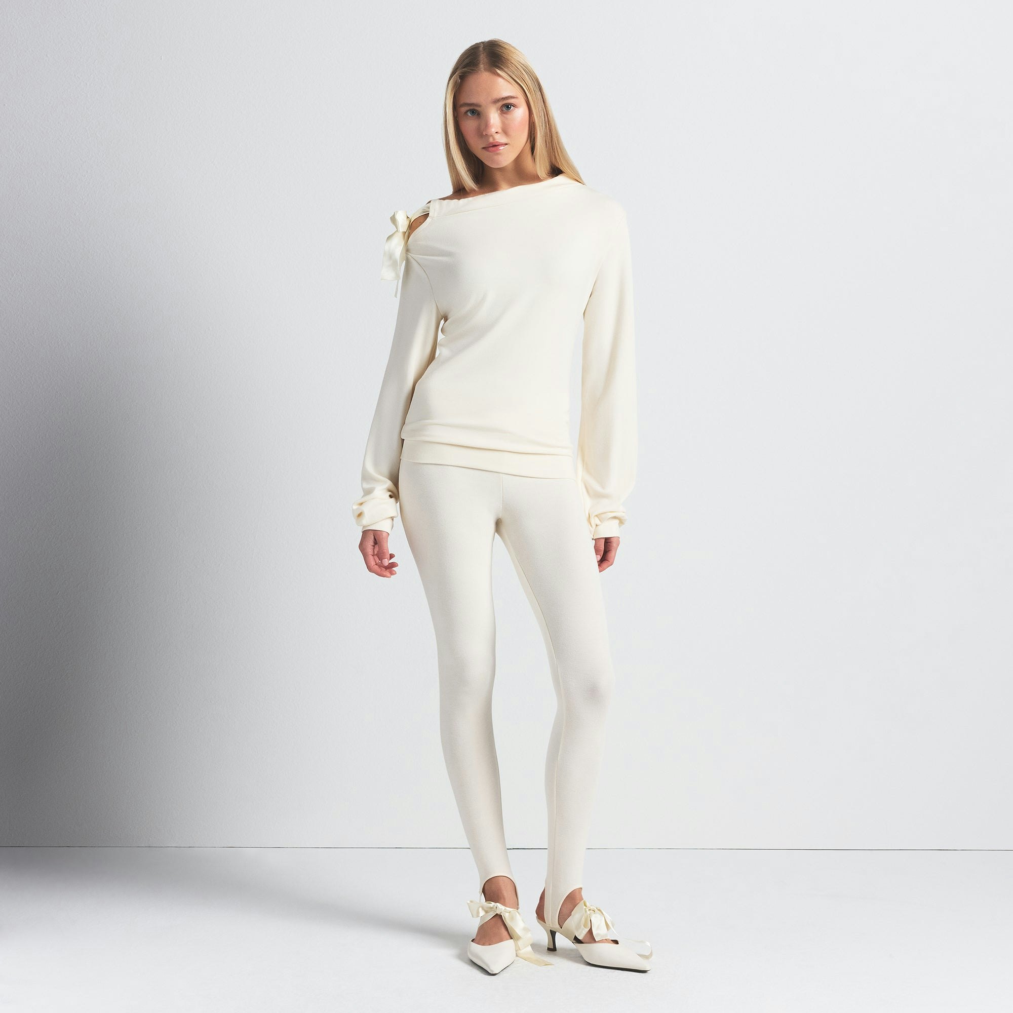 SKIMS CLOUD STIRRUP LEGGING | ECRU ON A MODEL FRONT VIEW @ | FOCUS: 0.0, 1.0, 0.9