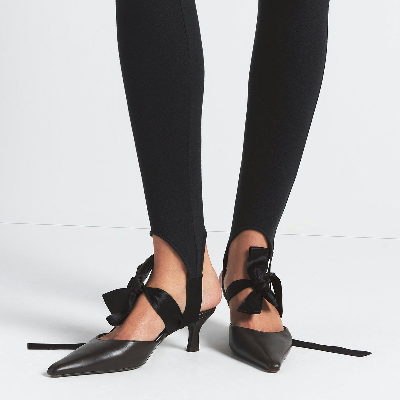 SKIMS CLOUD STIRRUP LEGGING | ONYX ON A MODEL FRONT VIEW @ | FOCUS: 0.0, 1.0, 0.9