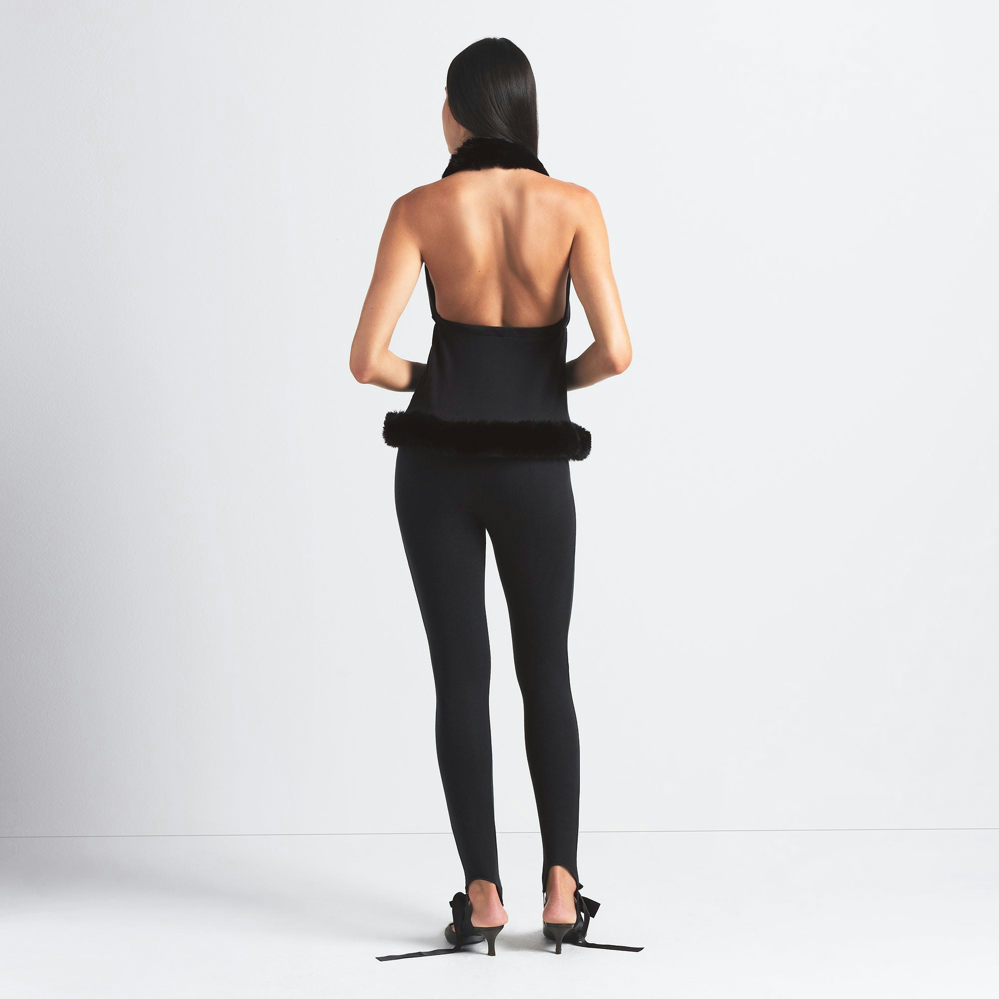 SKIMS CLOUD STIRRUP LEGGING | ONYX ON A MODEL BACK VIEW @ | FOCUS: 0.0, 1.0, 0.9