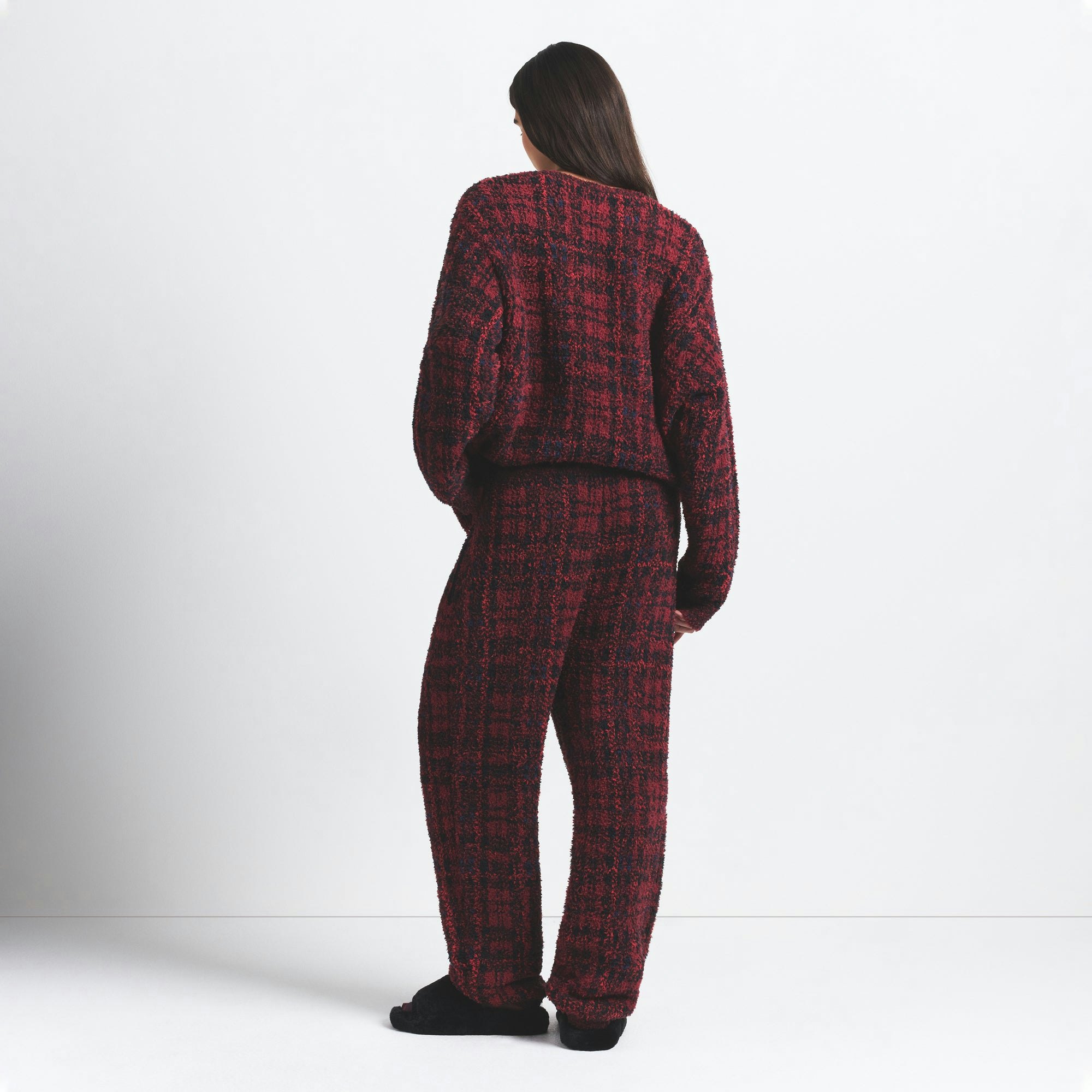 COZY OVERSIZED JOGGER | MERLOT NAVY PLAID ON A MODEL FRONT VIEW @ | FOCUS: 0.0, 1.0, 0.9