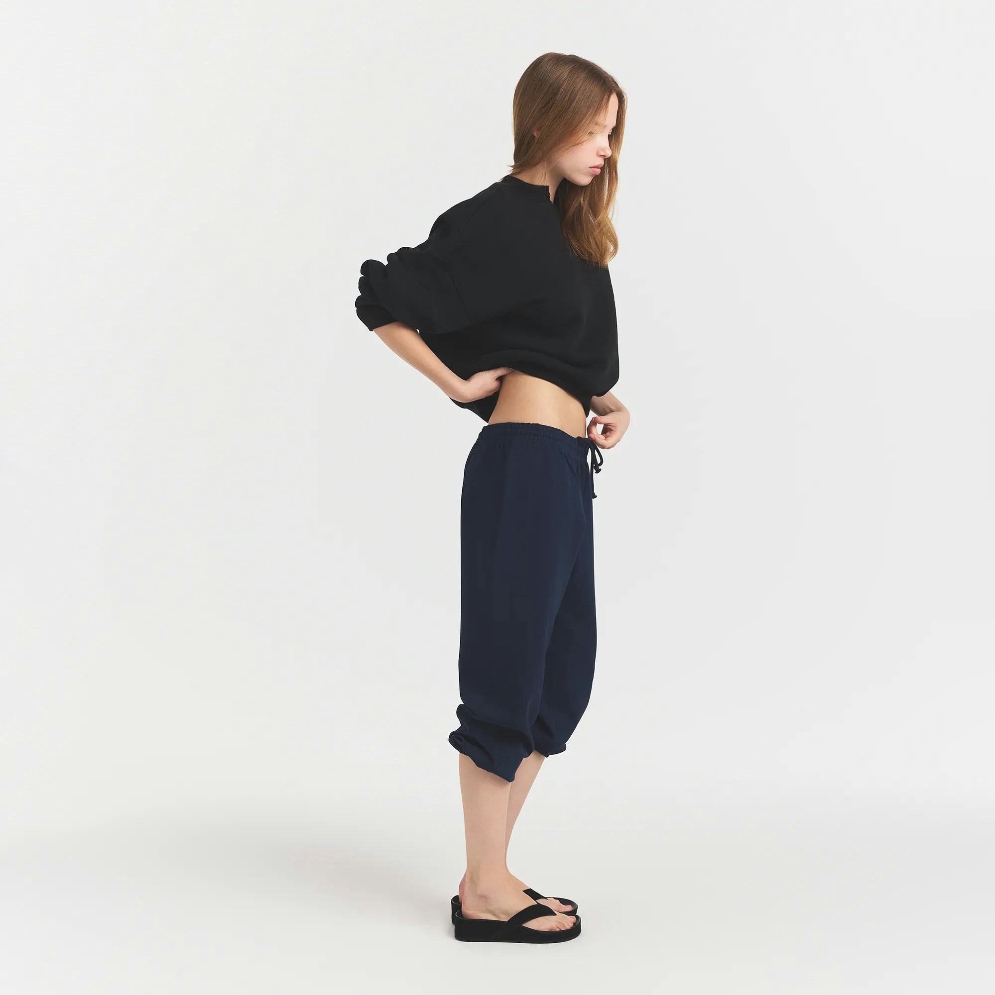 HEAVYWEIGHT CREPE CROPPED JOGGER | NAVY ON A MODEL SIDE VIEW @ | FOCUS: 0.0, 1.0, 0.9