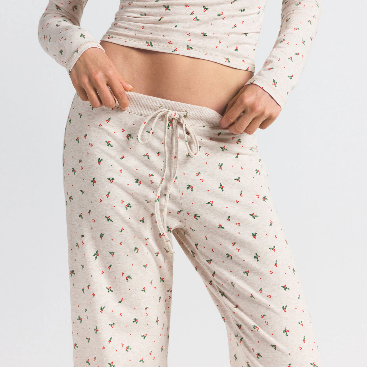 COTTON JERSEY STRAIGHT LEG PANT | OATMEAL HEATHER HOLLY PRINT ON A MODEL SIDE VIEW @ | FOCUS: 0.0, 1.0, 0.9