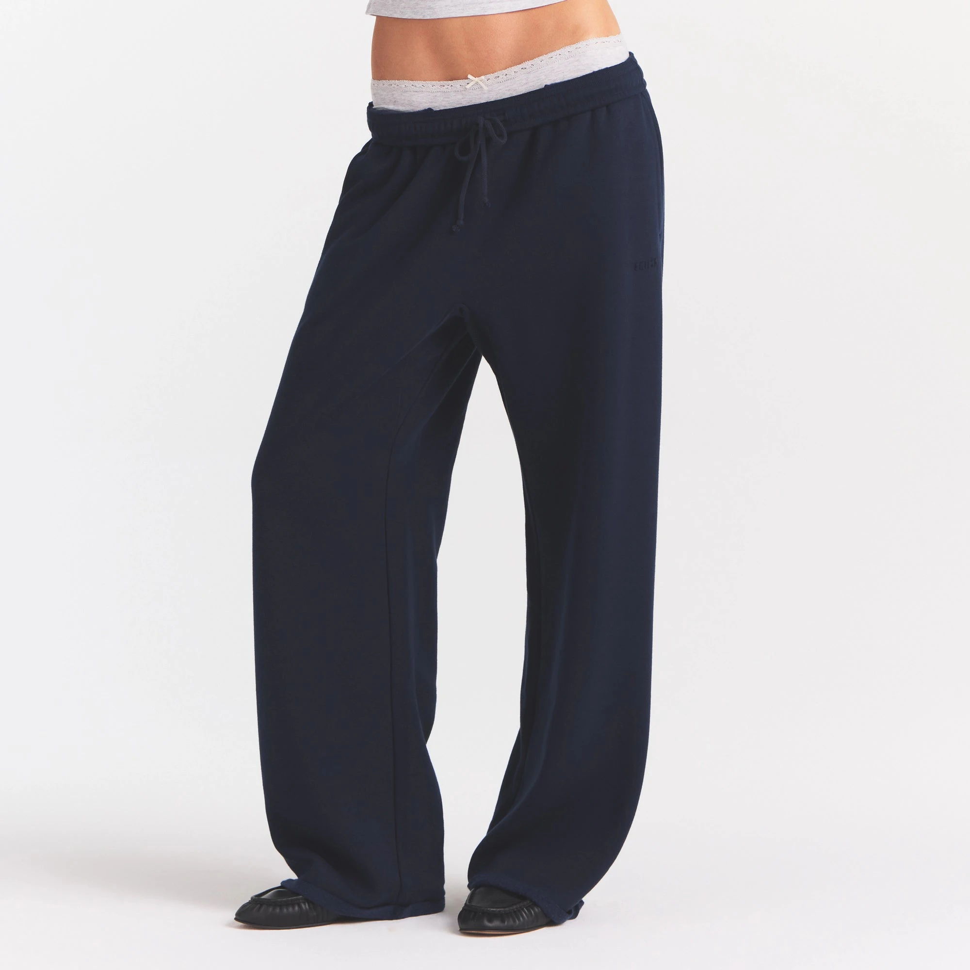 COTTON FLEECE OVERSIZED STRAIGHT LEG PANT | NAVY ON A MODEL SIDE VIEW @ | FOCUS: 0.0, 1.0, 0.9