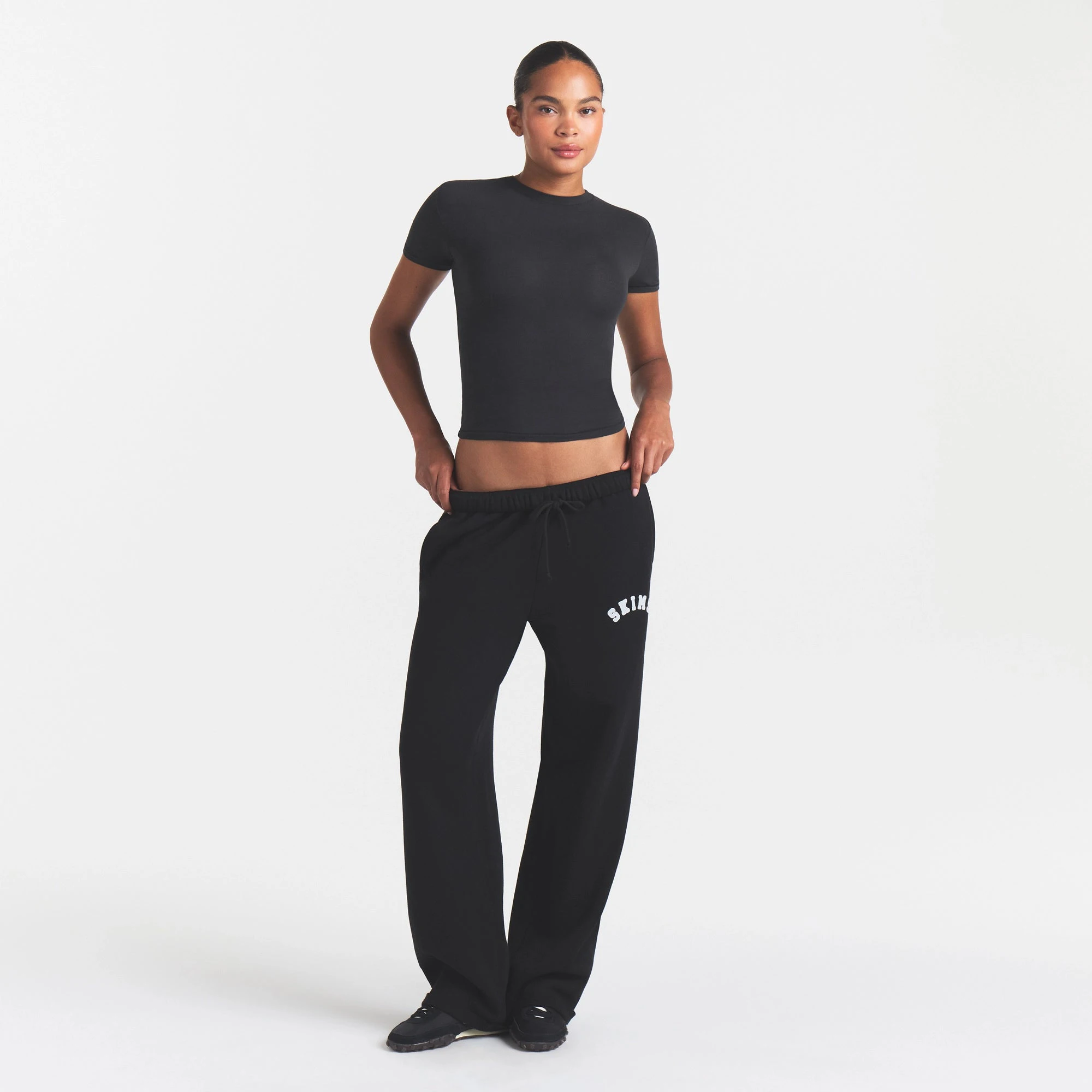 COTTON FLEECE CLASSIC STRAIGHT LEG PANT | ONYX SNOW ARCHED SKIMS LOGO & LAYS ON MODEL @ | FOCUS: 0.0, 1.0, 0.9