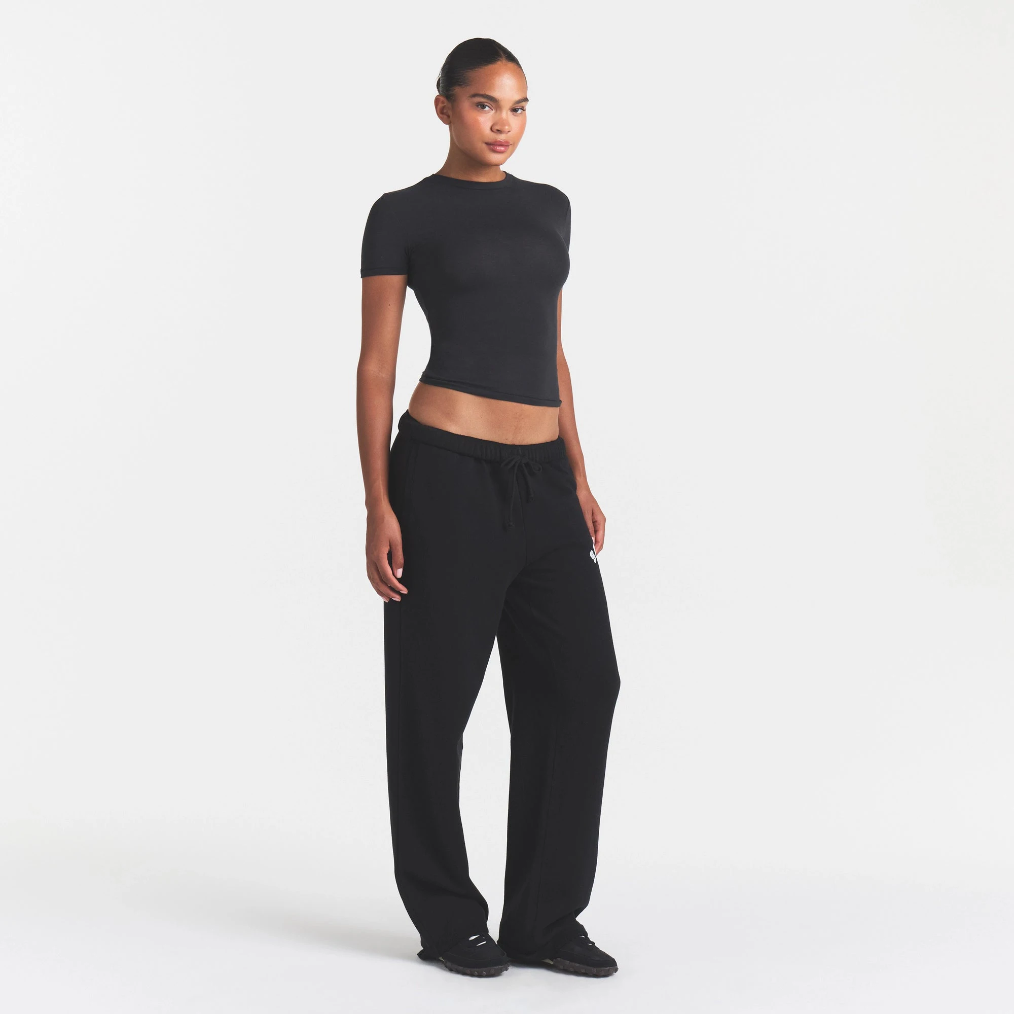 COTTON FLEECE CLASSIC STRAIGHT LEG PANT | ONYX SNOW ARCHED SKIMS LOGO & LAYS ON MODEL @ | FOCUS: 0.0, 1.0, 0.9
