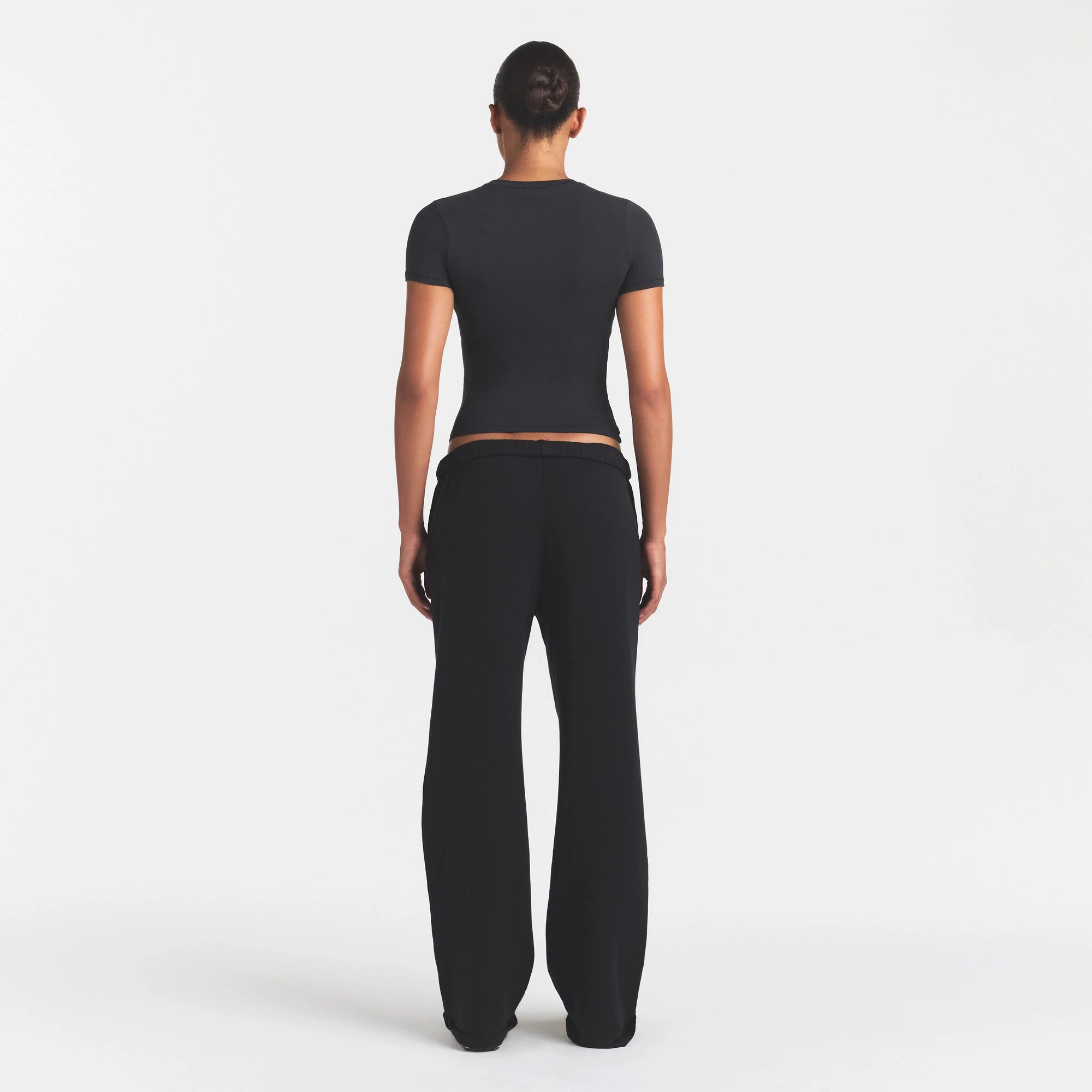 COTTON FLEECE CLASSIC STRAIGHT LEG PANT | ONYX SNOW ARCHED SKIMS LOGO & LAYS ON MODEL @ | FOCUS: 0.0, 1.0, 0.9
