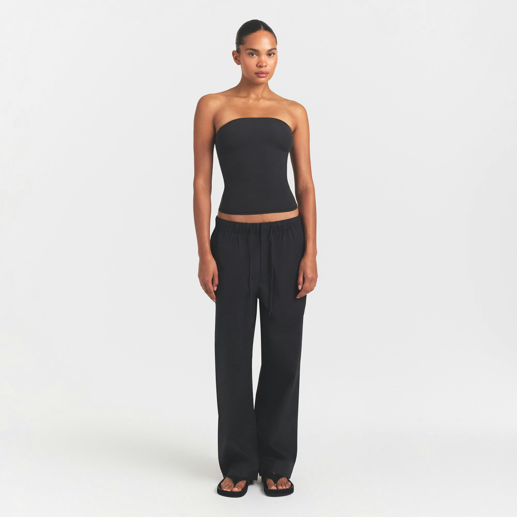 WOVEN COTTON OVERSIZED DRAWSTRING PANT | ONYX ON A MODEL FRONT VIEW