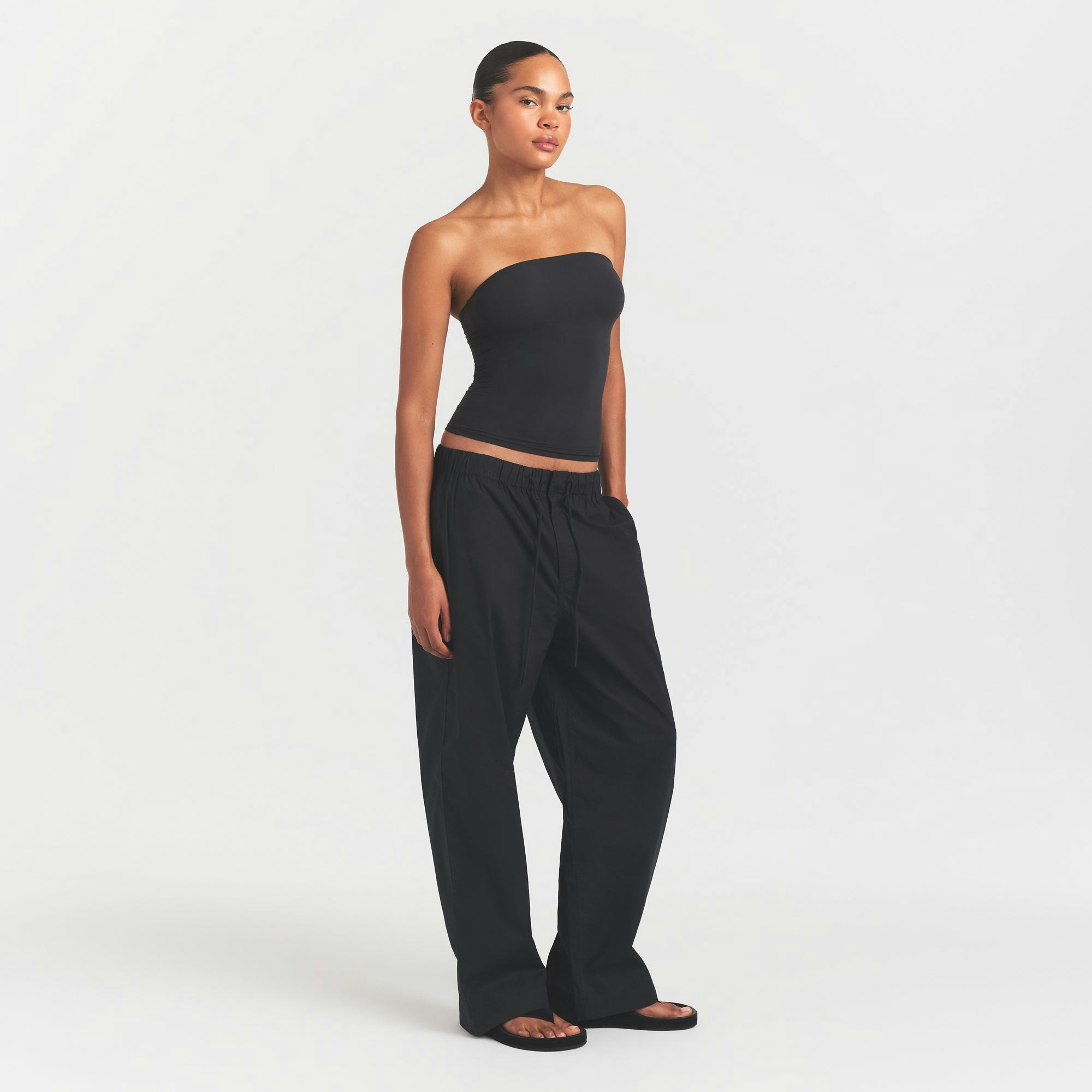 WOVEN COTTON OVERSIZED DRAWSTRING PANT | ONYX ON A MODEL FRONT VIEW