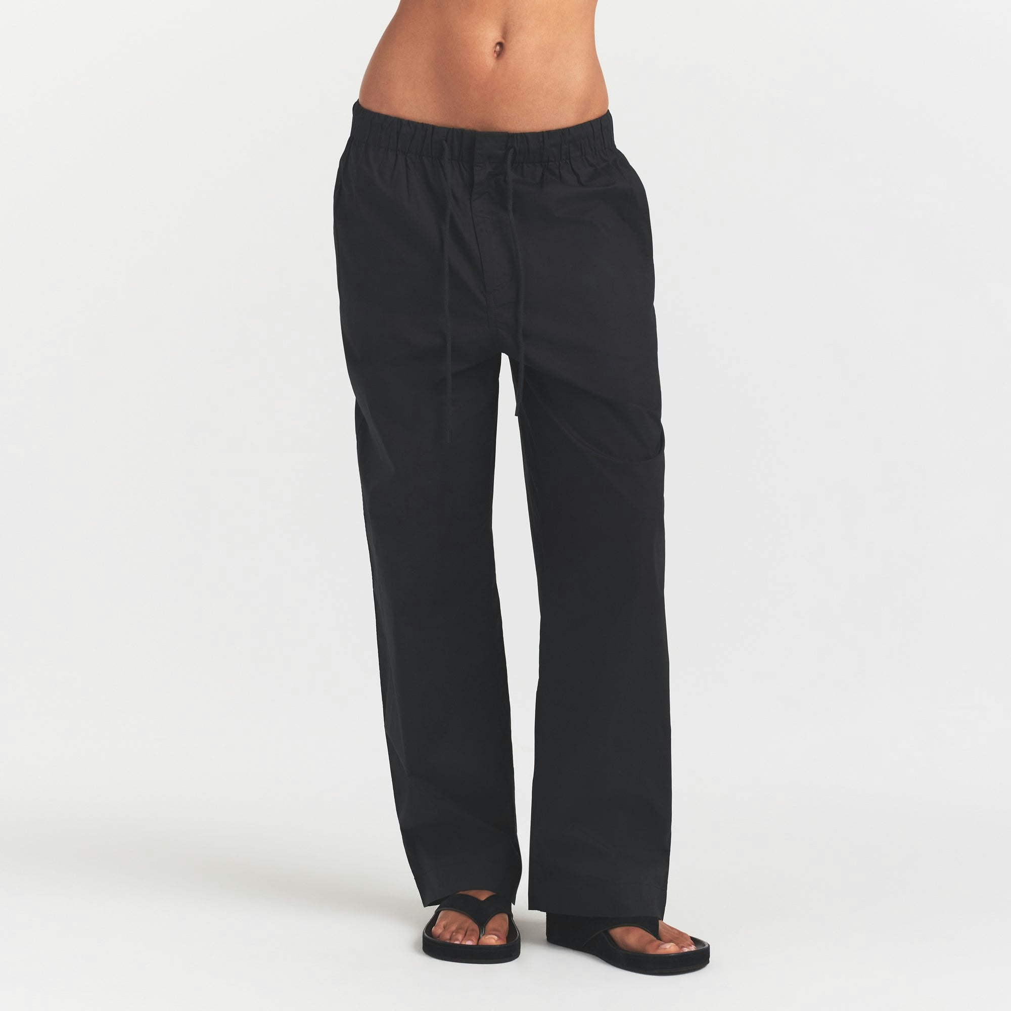 WOVEN COTTON OVERSIZED DRAWSTRING PANT | ONYX ON A MODEL SIDE VIEW