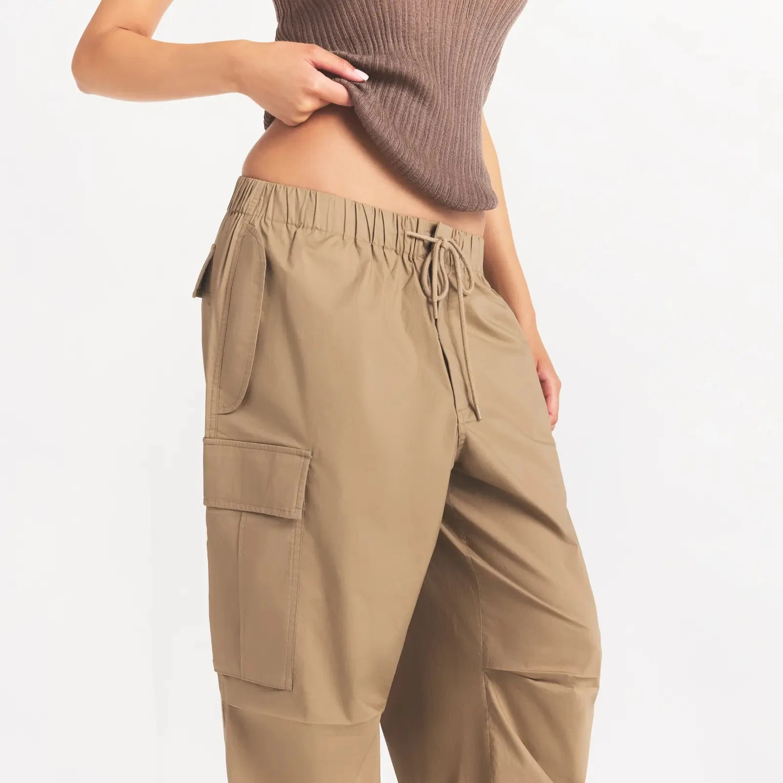 WOVEN COTTON OVERSIZED LOW RISE CARGO PANT | DESERT ON A MODEL SIDE VIEW @ | FOCUS: 0.0, 1.0, 0.9