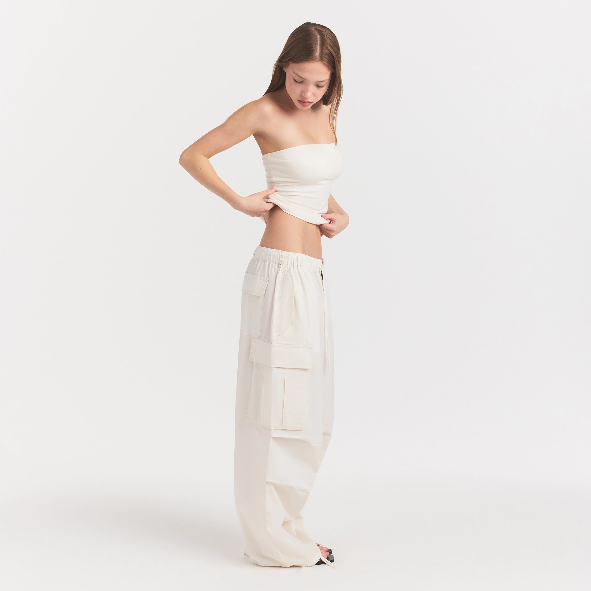 WOVEN COTTON OVERSIZED LOW RISE CARGO PANT | EGRET ON A MODEL FRONT VIEW @ | FOCUS: 0.0, 1.0, 0.9
