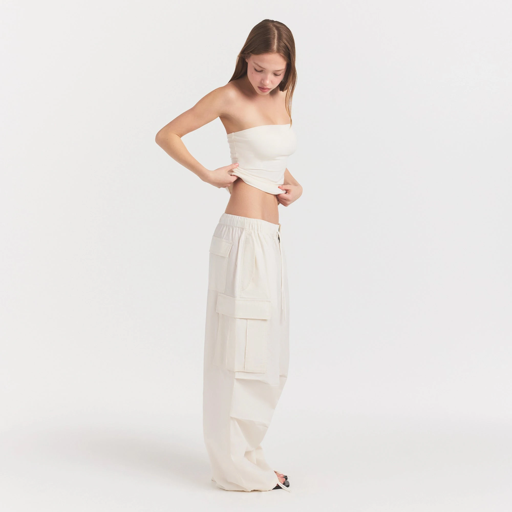 WOVEN COTTON OVERSIZED LOW RISE CARGO PANT | EGRET ON A MODEL FRONT VIEW @ | FOCUS: 0.0, 1.0, 0.9