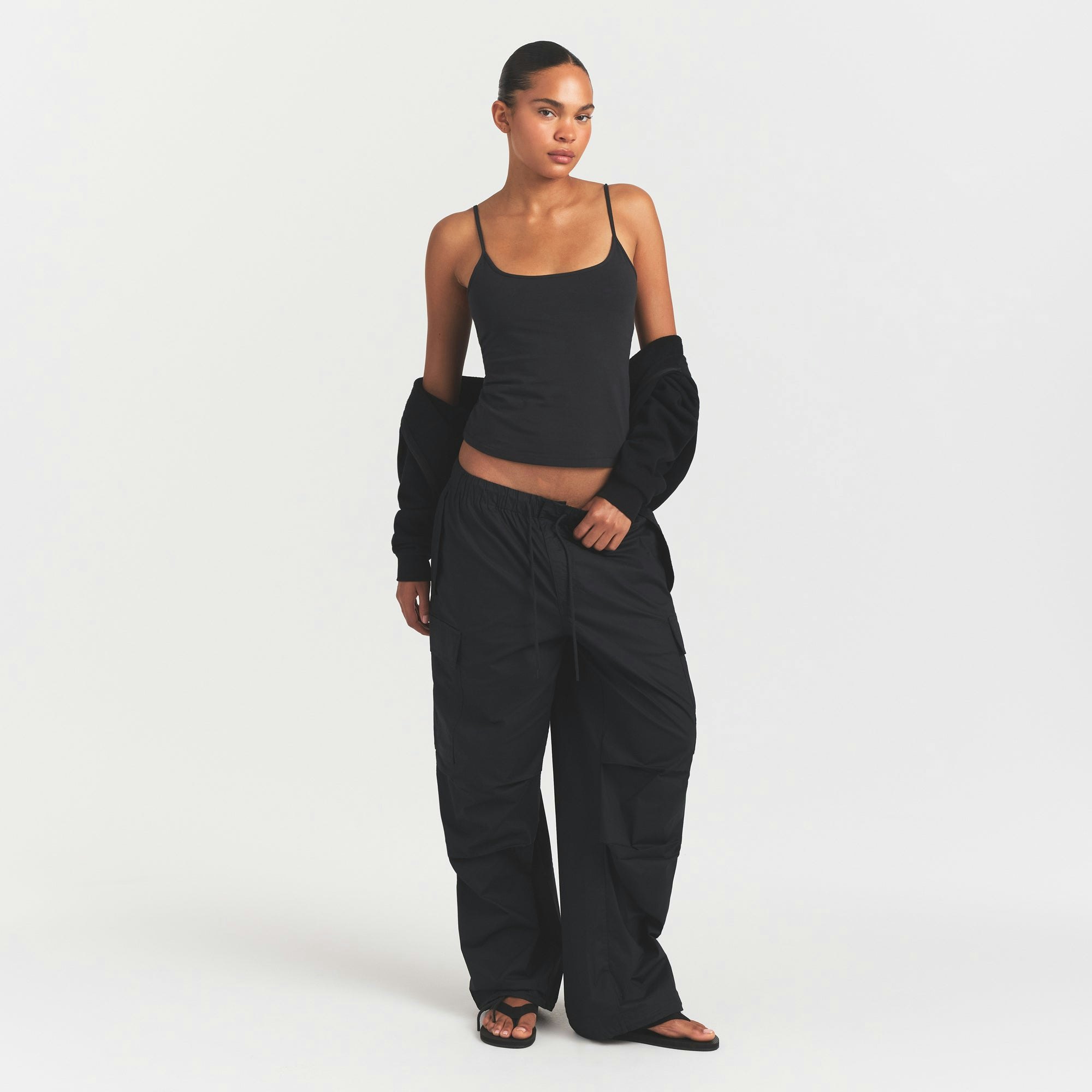 WOVEN COTTON LOW RISE CARGO PANT | ONYX ON A MODEL FRONT VIEW