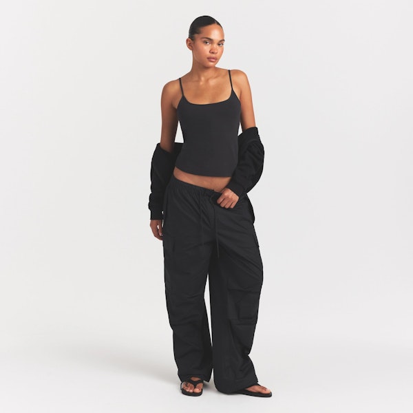 WOVEN COTTON OVERSIZED LOW RISE CARGO PANT | ONYX ON A MODEL FRONT VIEW