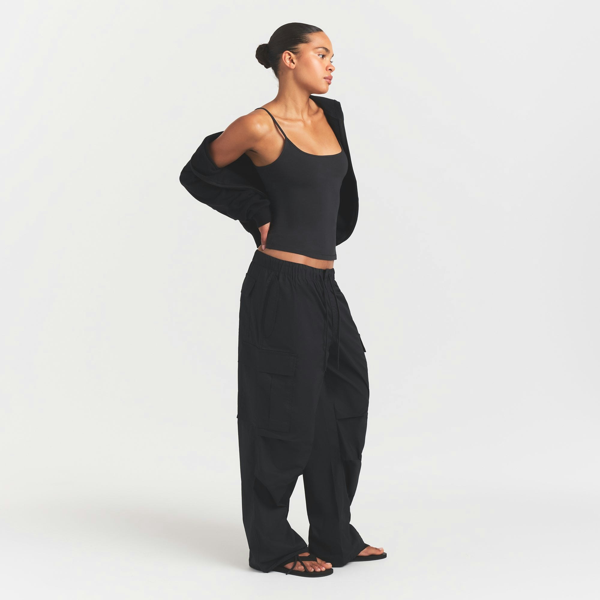 WOVEN COTTON LOW RISE CARGO PANT | ONYX ON A MODEL FRONT VIEW