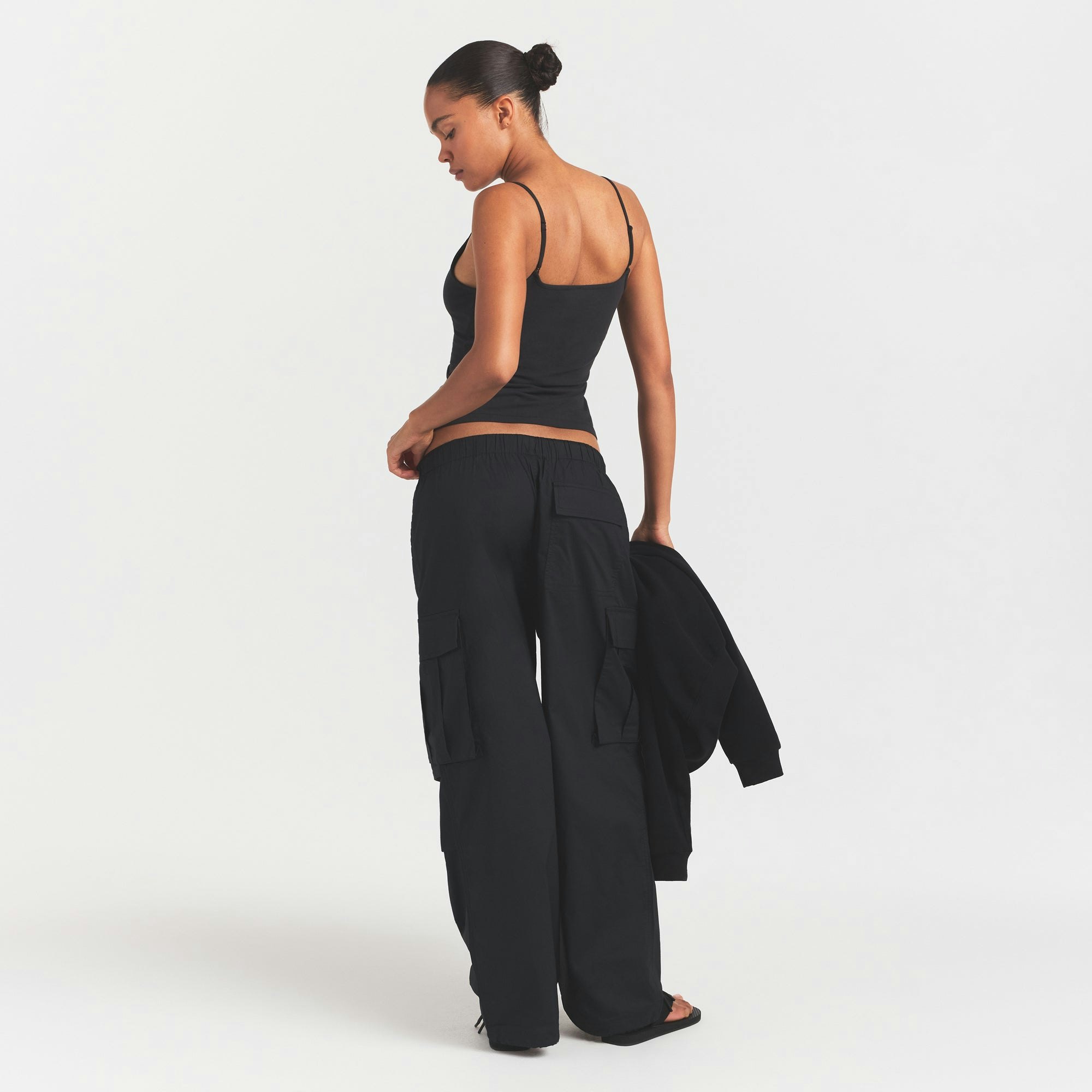 WOVEN COTTON LOW RISE CARGO PANT | ONYX ON A MODEL FRONT VIEW