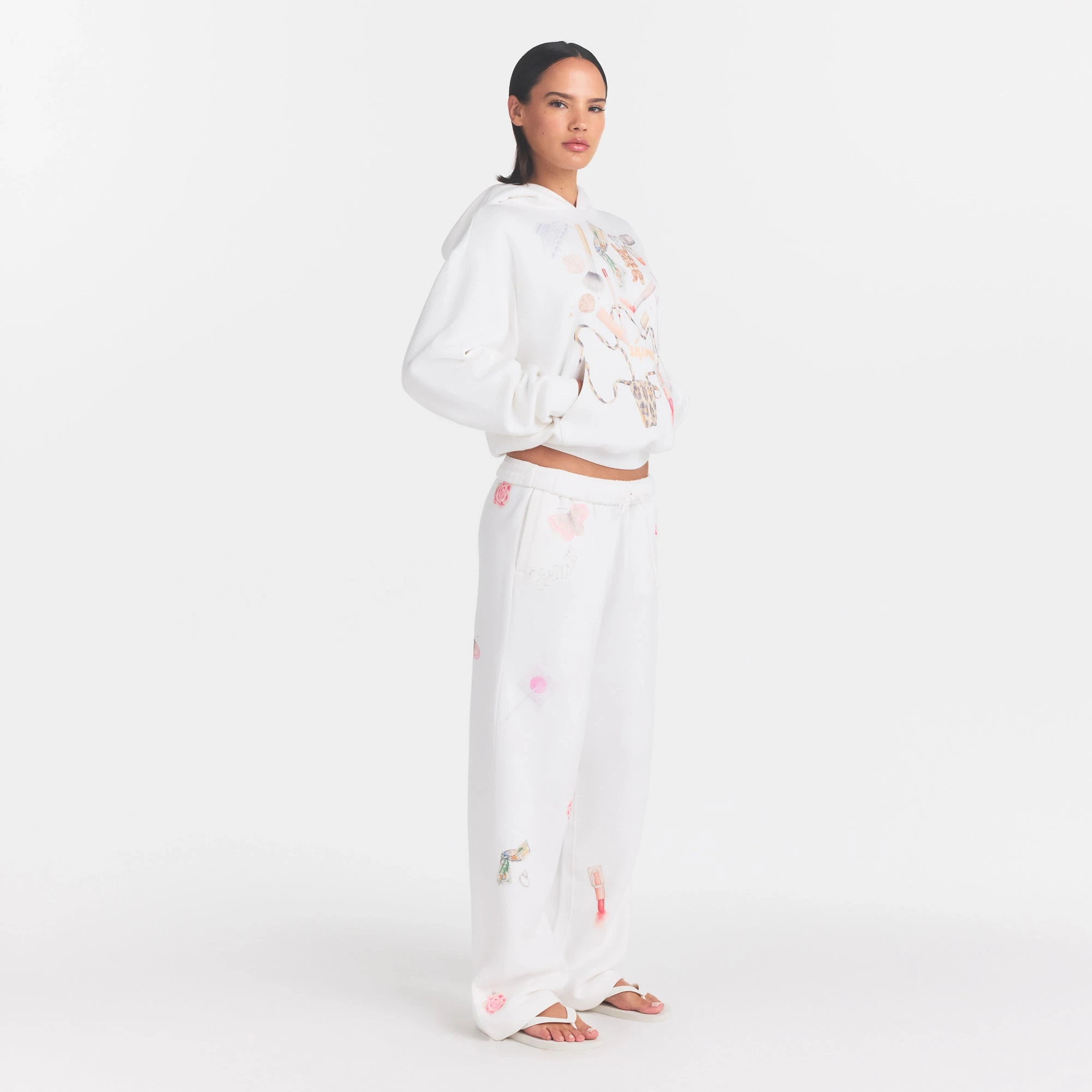 COTTON FLEECE CLASSIC STRAIGHT LEG PANT | SNOW ESSENTIALS ON A MODEL FRONT VIEW @ | FOCUS: 0.0, 1.0, 0.9