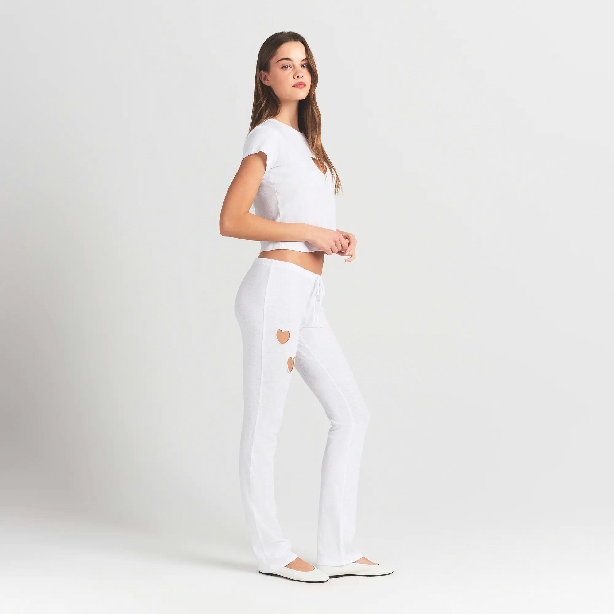 WORN IN JERSEY HEART STRAIGHT LEG PANT | SNOW ON A MODEL SIDE VIEW @ | FOCUS: 0.0, 1.0, 0.9