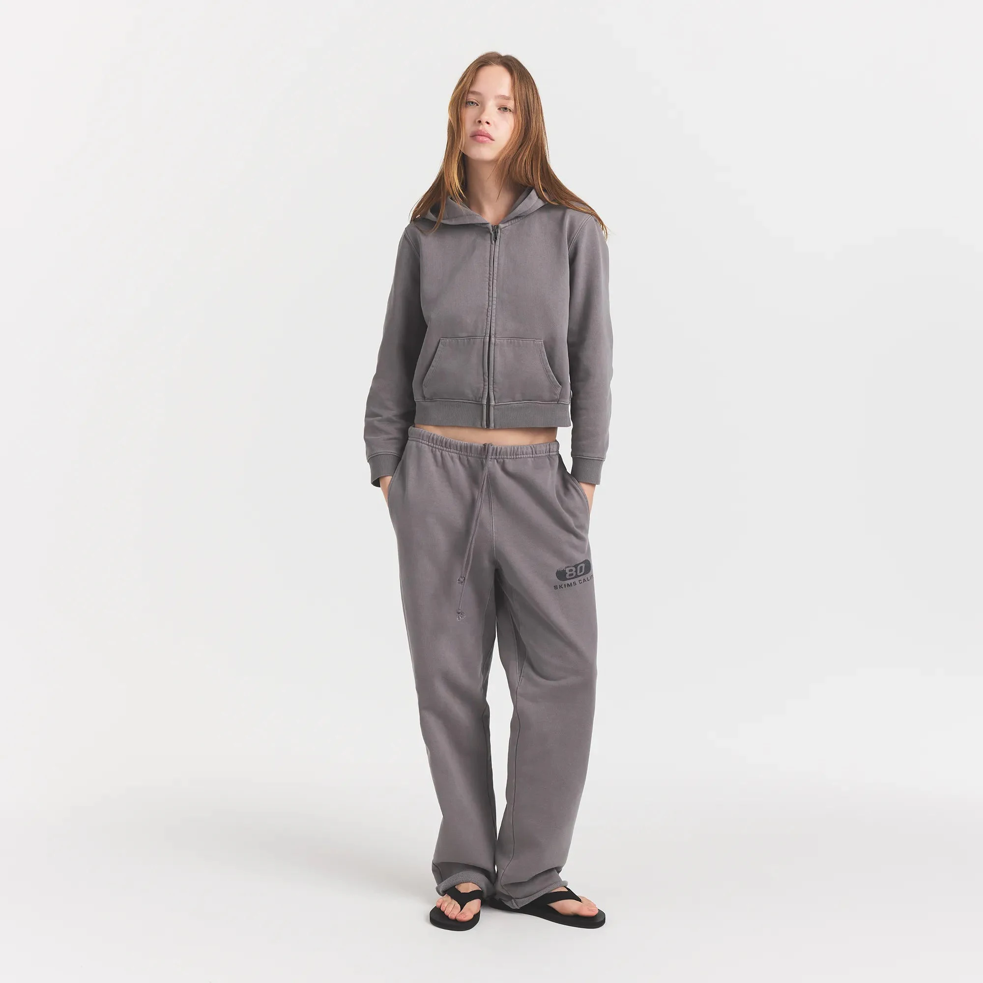 BOYFRIEND FLEECE STRAIGHT LEG PANT | SHADOW EIGHTY SKIMS ON A MODEL FRONTVIEW @ | FOCUS: 0.0, 1.0, 0.9