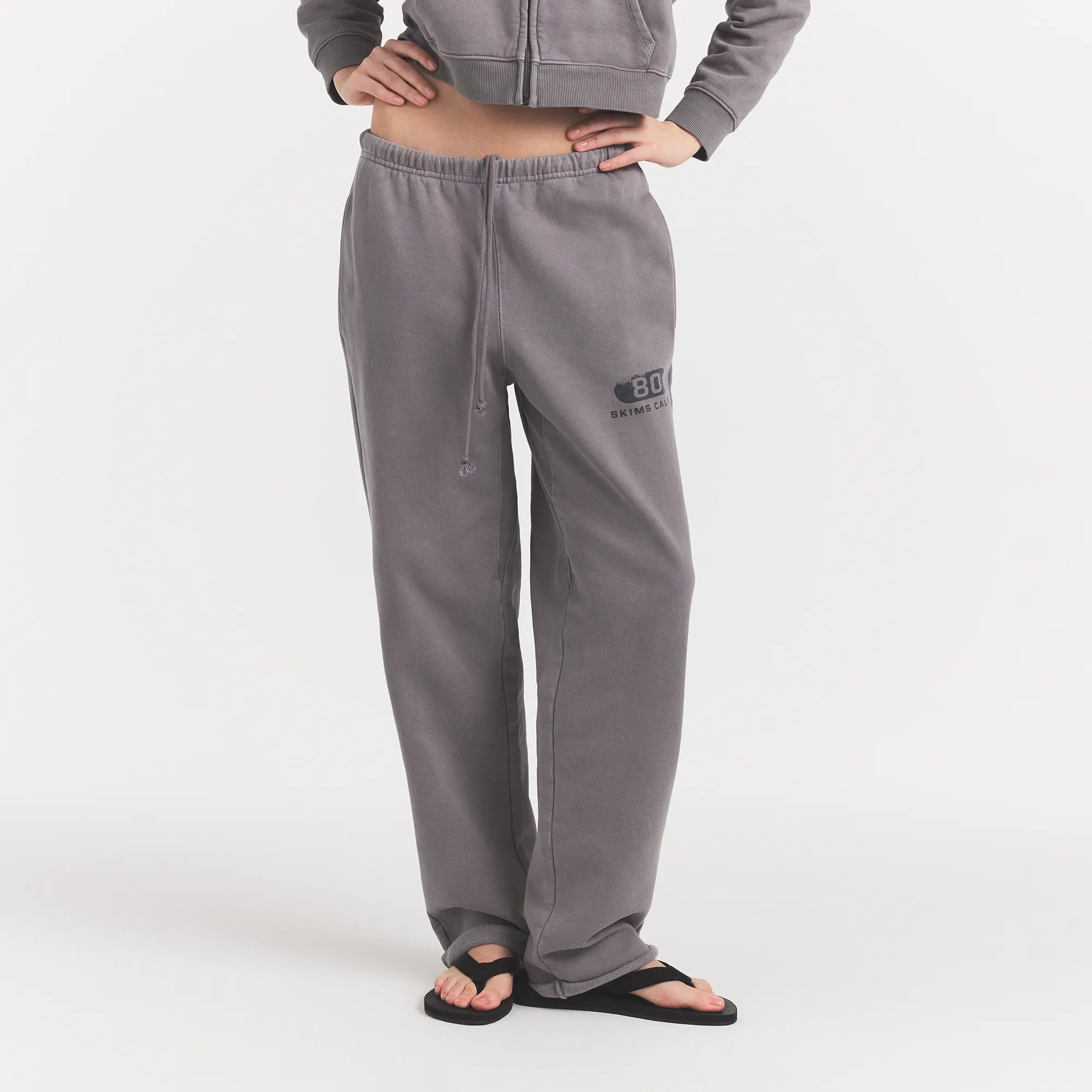 BOYFRIEND FLEECE STRAIGHT LEG PANT | SHADOW EIGHTY SKIMS ON A MODEL FRONTVIEW @ | FOCUS: 0.0, 1.0, 0.9