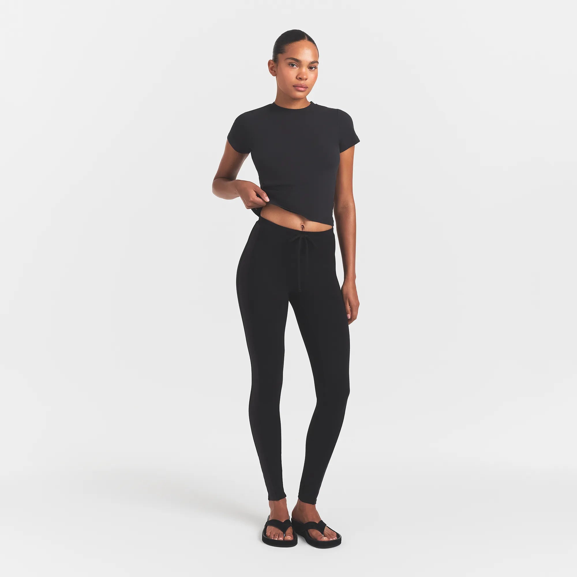OUTDOOR HIGH-WAISTED LEGGING | ONYX ON A MODEL FRONTVIEW @ | FOCUS: 0.0, 1.0, 0.9 