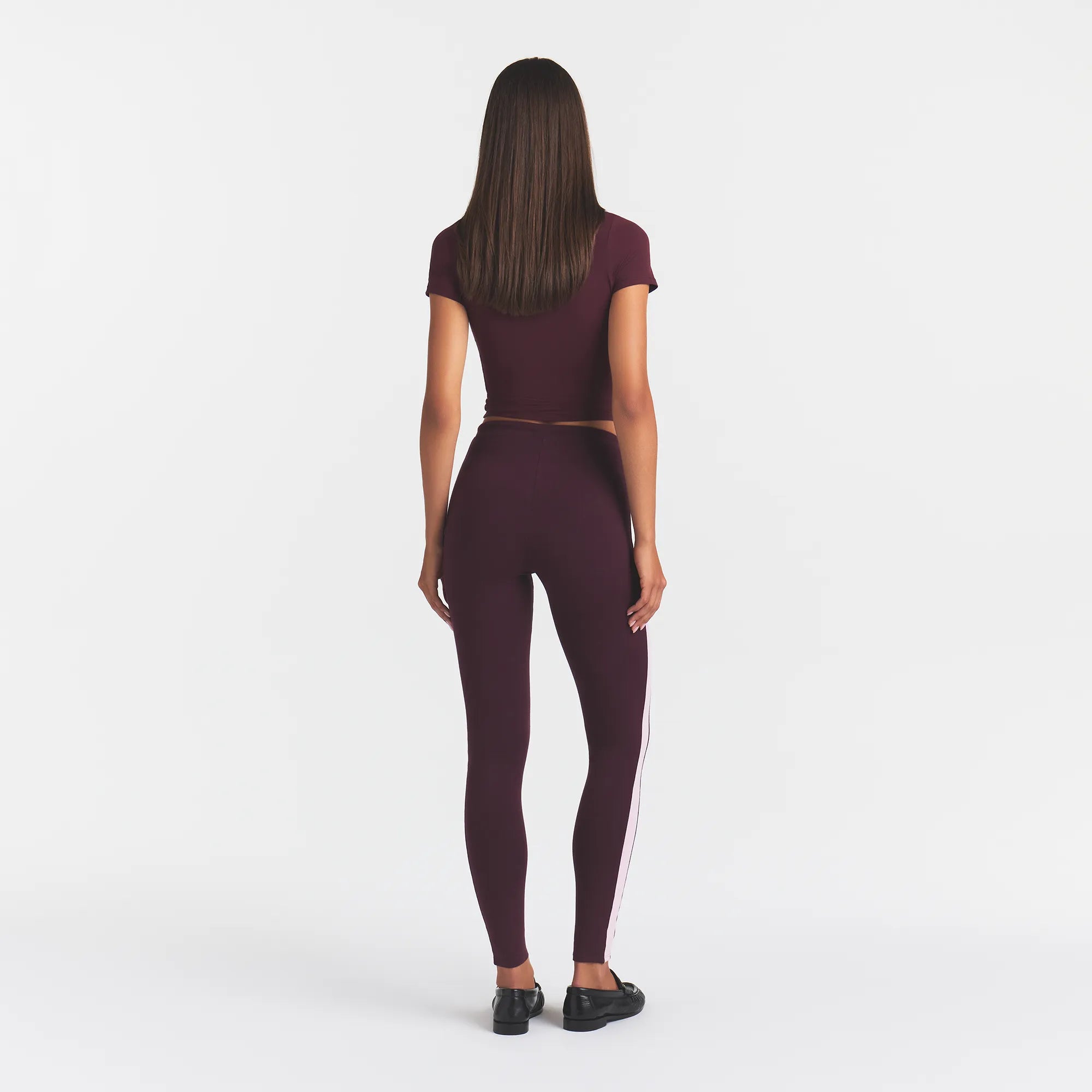 OUTDOOR HIGH WAISTED LEGGING | CURRANT PEONY CONTRAST ON A MODEL | FOCUS: 0.0, 1.0, 0.9
