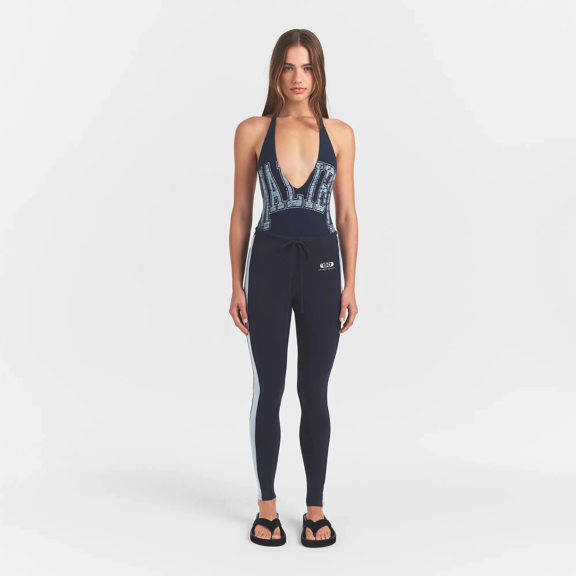 OUTDOOR HIGH-WAISTED LEGGING | NAVY WITH OPAL ON A MODEL FRONTVIEW @ | FOCUS: 0.0, 1.0, 0.9