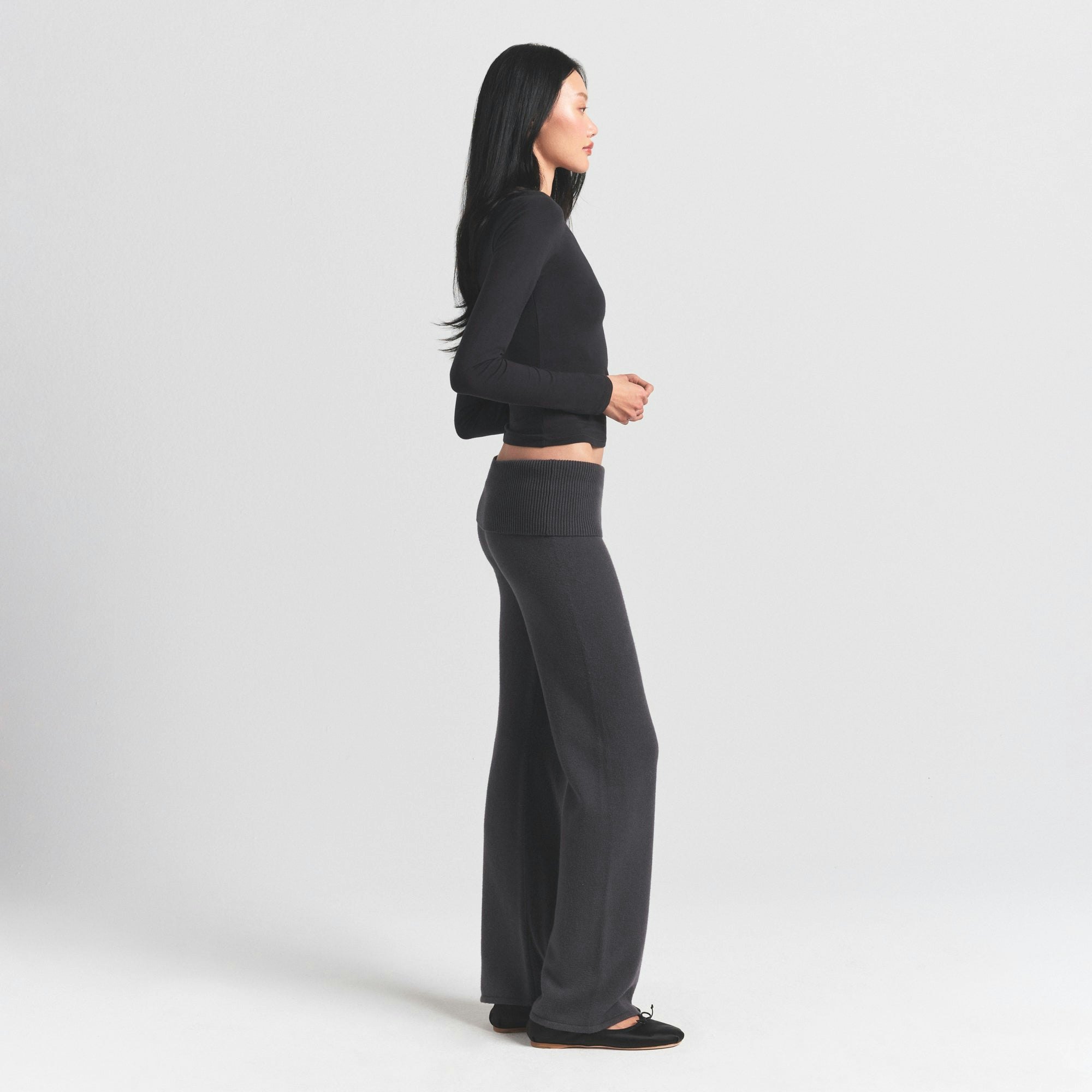 SWEATER KNITS PANT | ASH ON A MODEL SIDE VIEW @ | FOCUS: 0.0, 1.0, 0.9