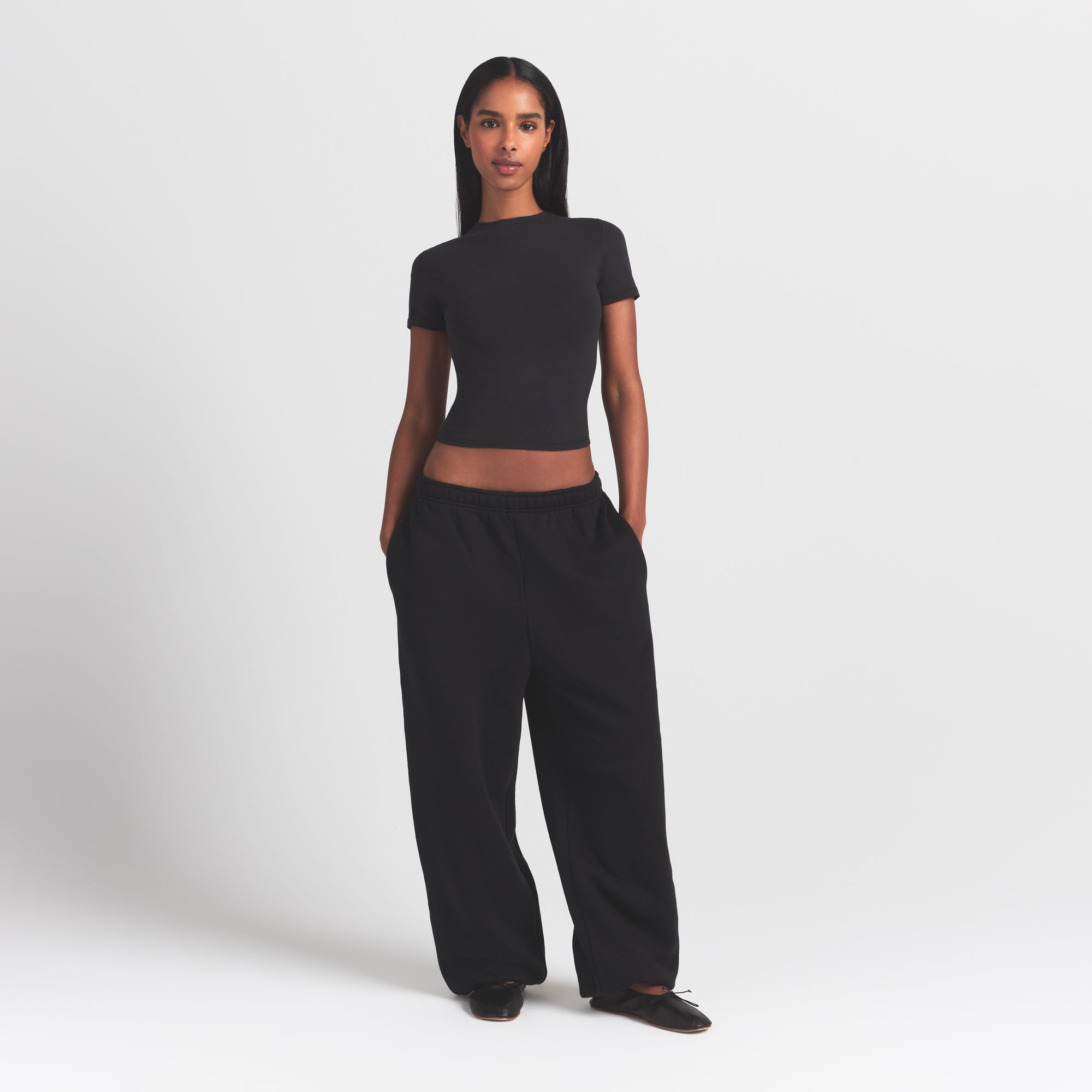 HEAVYWEIGHT FLEECE OVERSIZED JOGGER | ONYX ON A MODEL FRONT VIEW @ | FOCUS: 0.9, 0.1, 0.7