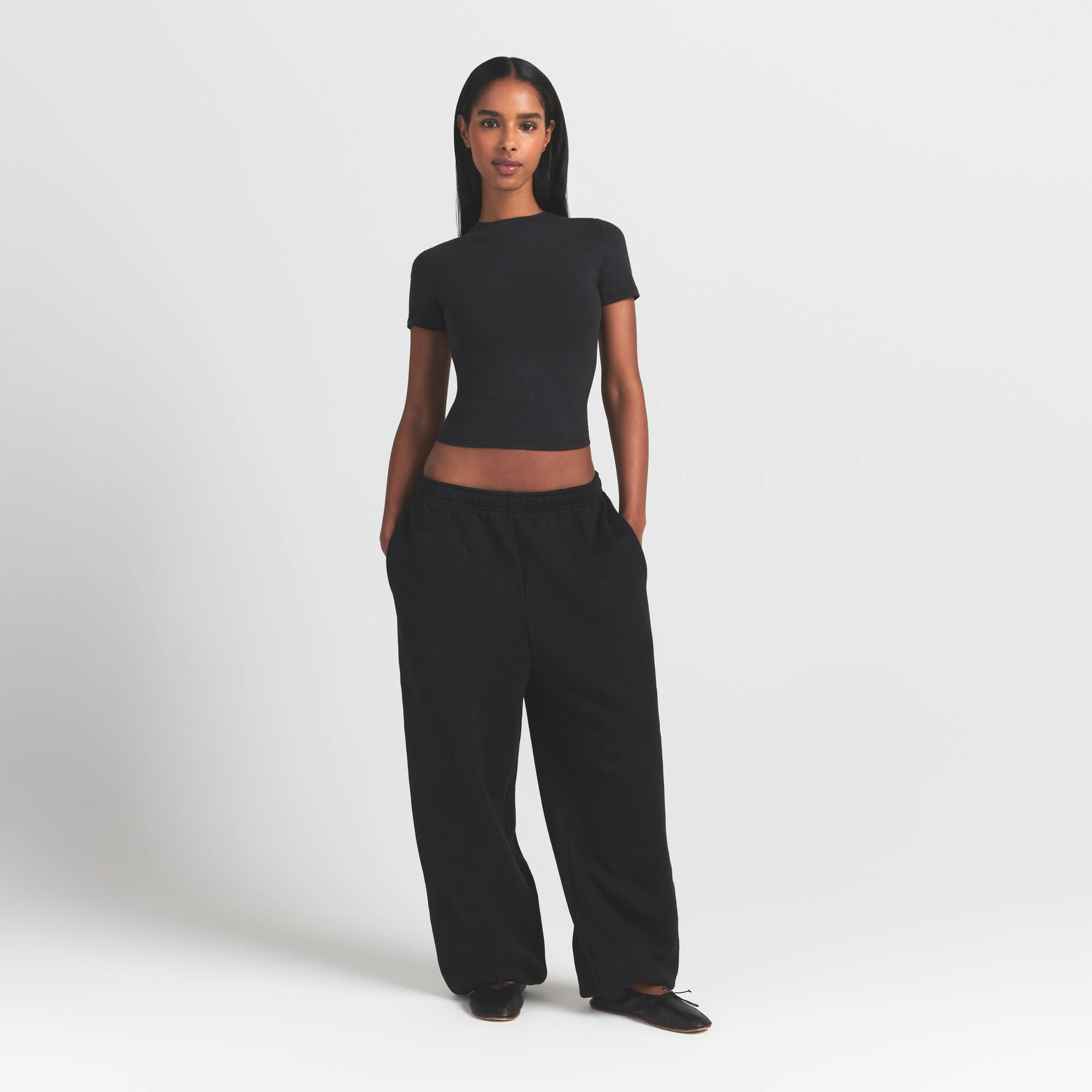 HEAVYWEIGHT FLEECE OVERSIZED JOGGER | ONYX ON A MODEL FRONT VIEW @ | FOCUS: 0.0, 1.0, 0.9