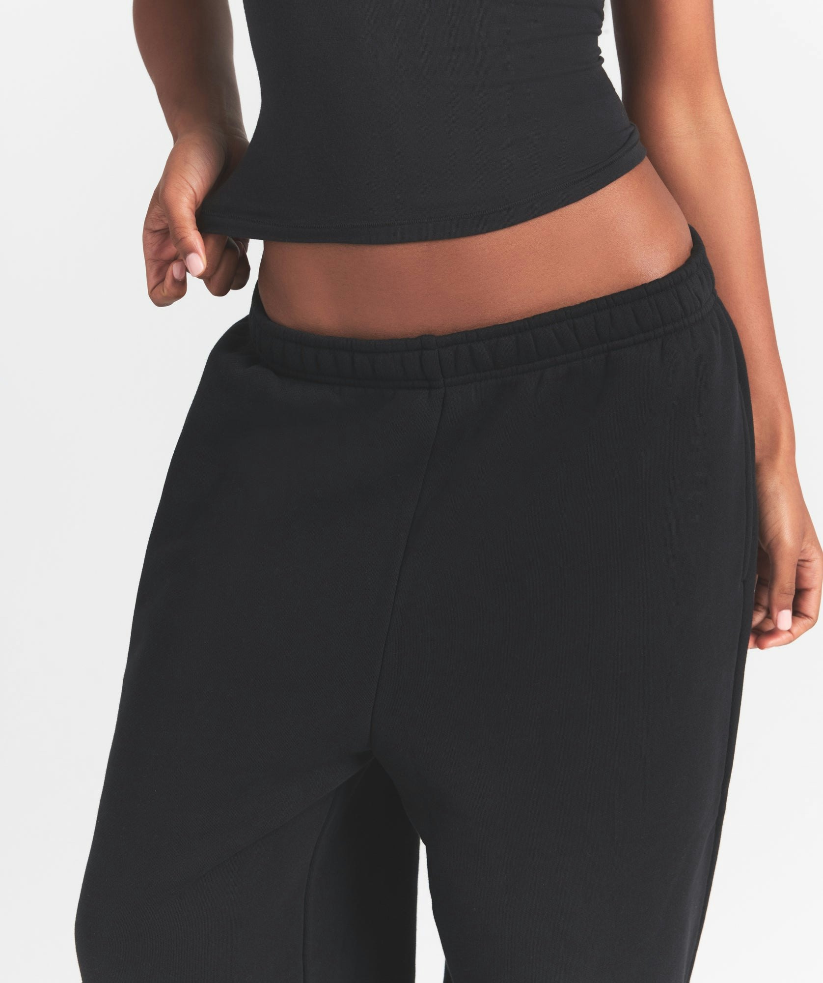 HEAVYWEIGHT FLEECE OVERSIZED JOGGER | ONYX ON A MODEL FRONT VIEW @ | FOCUS: 0.0, 1.0, 0.9