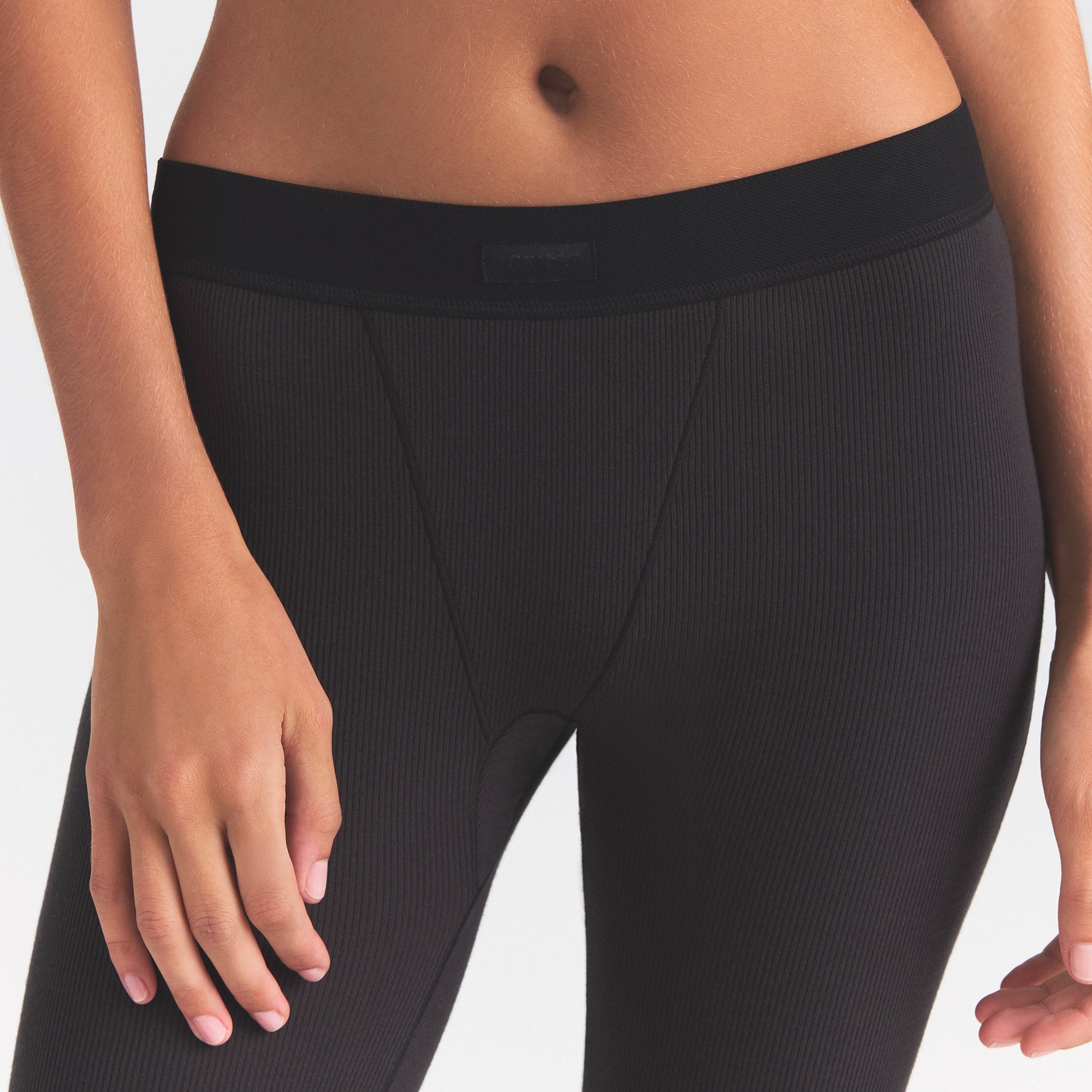 COTTON RIB MID RISE LEGGING | SOOT ON A MODEL SIDE VIEW