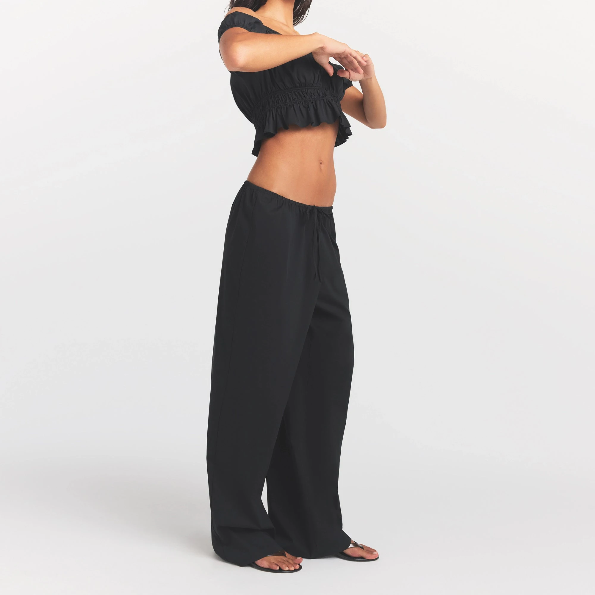 COTTON POPLIN PANT | ONYX ON A MODEL SIDE VIEW @ | FOCUS: 0.0, 1.0, 0.9