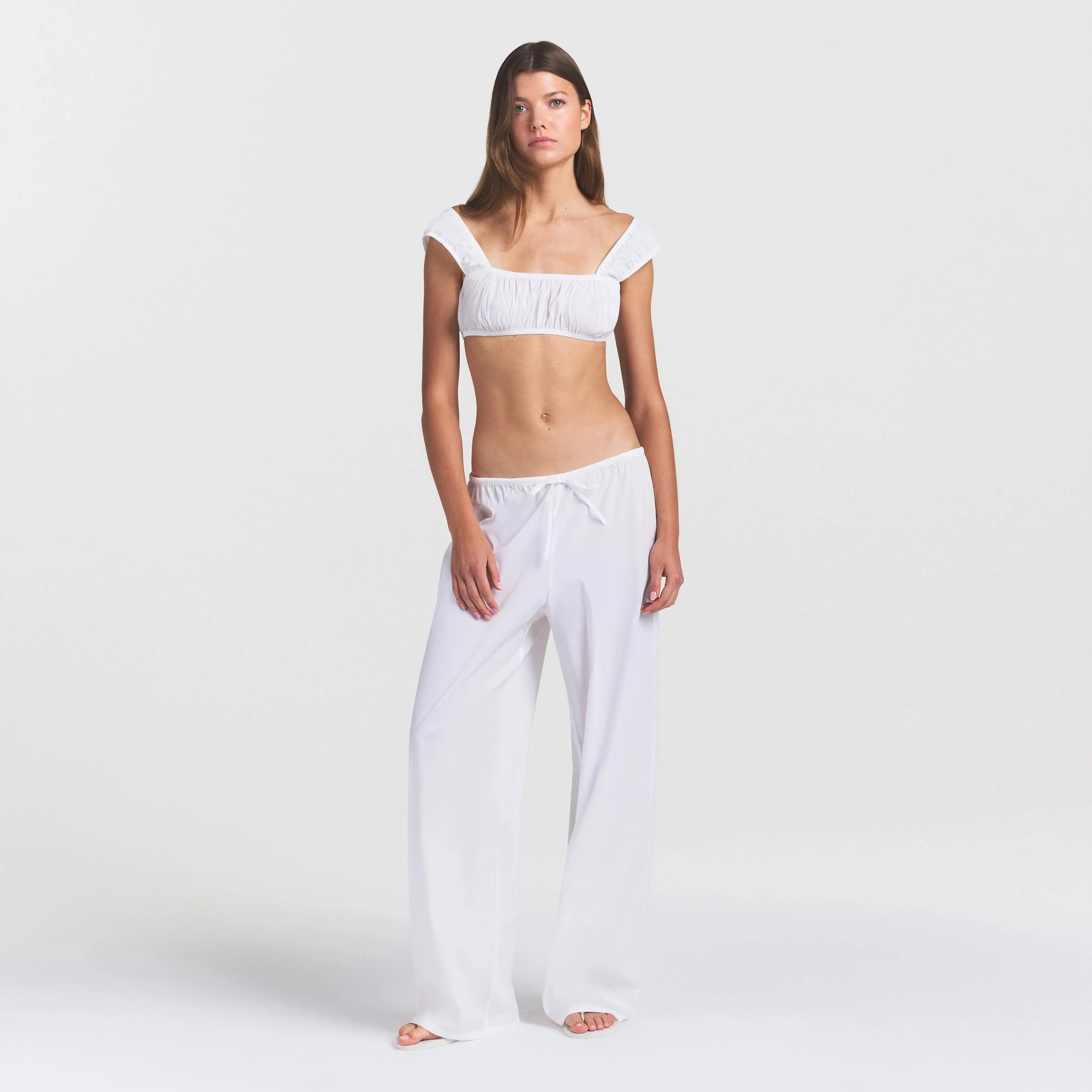 COTTON POPLIN PANT | SNOW ON A MODEL FRONT VIEW