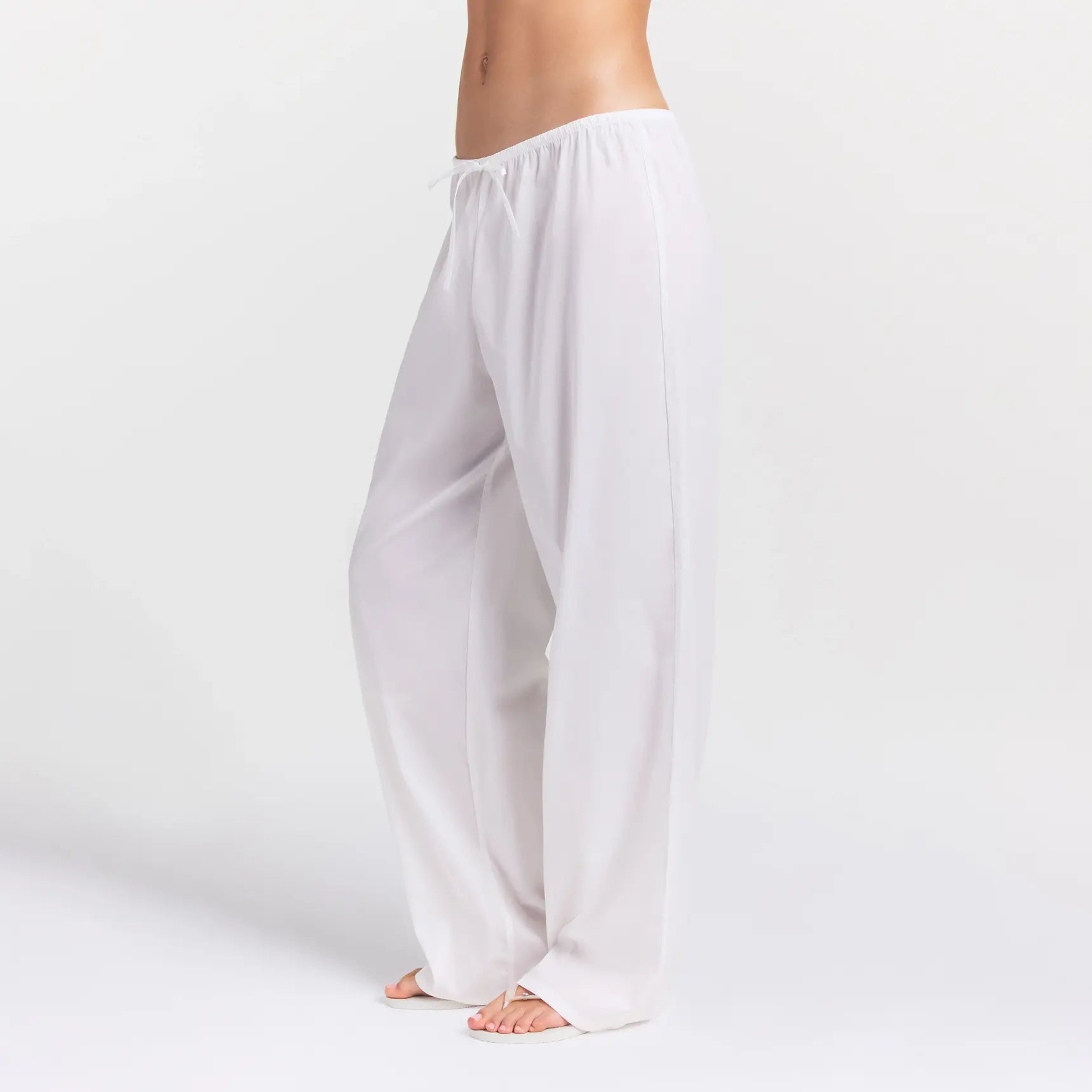 COTTON POPLIN PANT | SNOW ON A MODEL SIDE VIEW