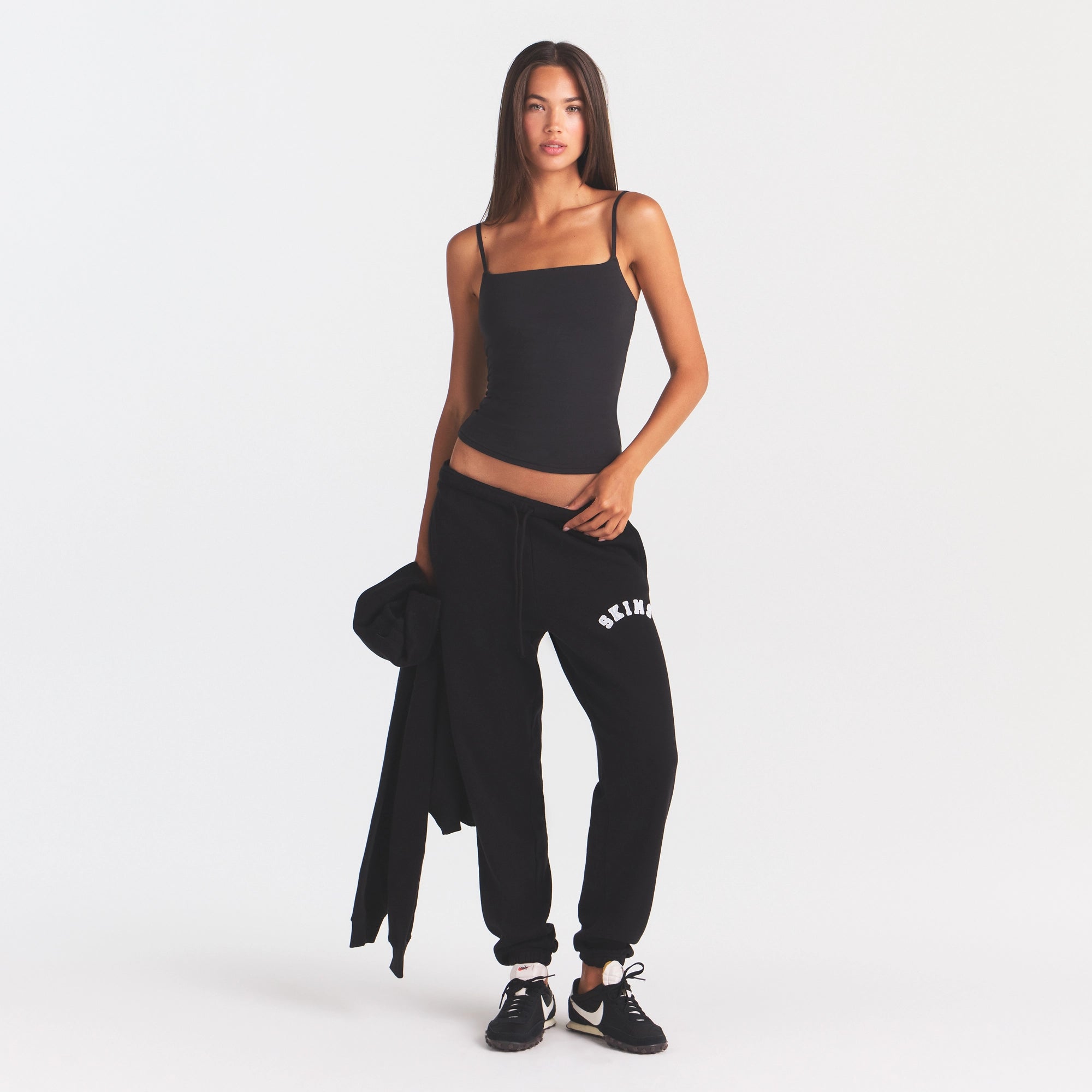 COTTON FLEECE CLASSIC JOGGER | ONYX SNOW ARCHED SKIMS LOGO & LAYS FLAT ON A WHITE BACKGROUND | FLT @ | FOCUS: 0.0, 1.0, 0.9