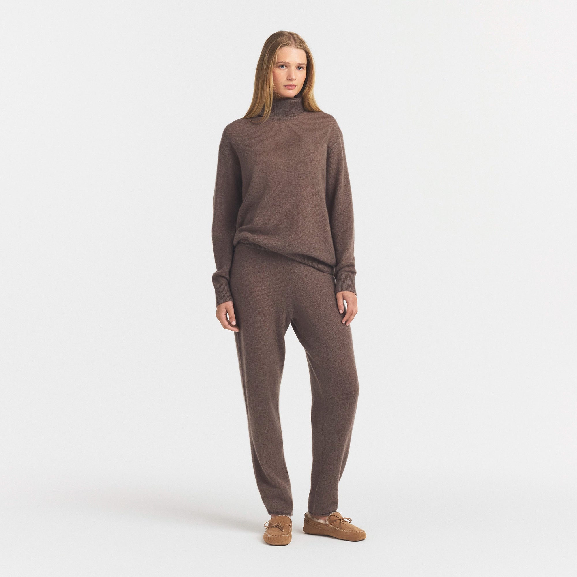 AIRY CASHMERE JOGGER | AMETHYST & LAYS FLAT ON A WHITE BACKGROUND | FLT