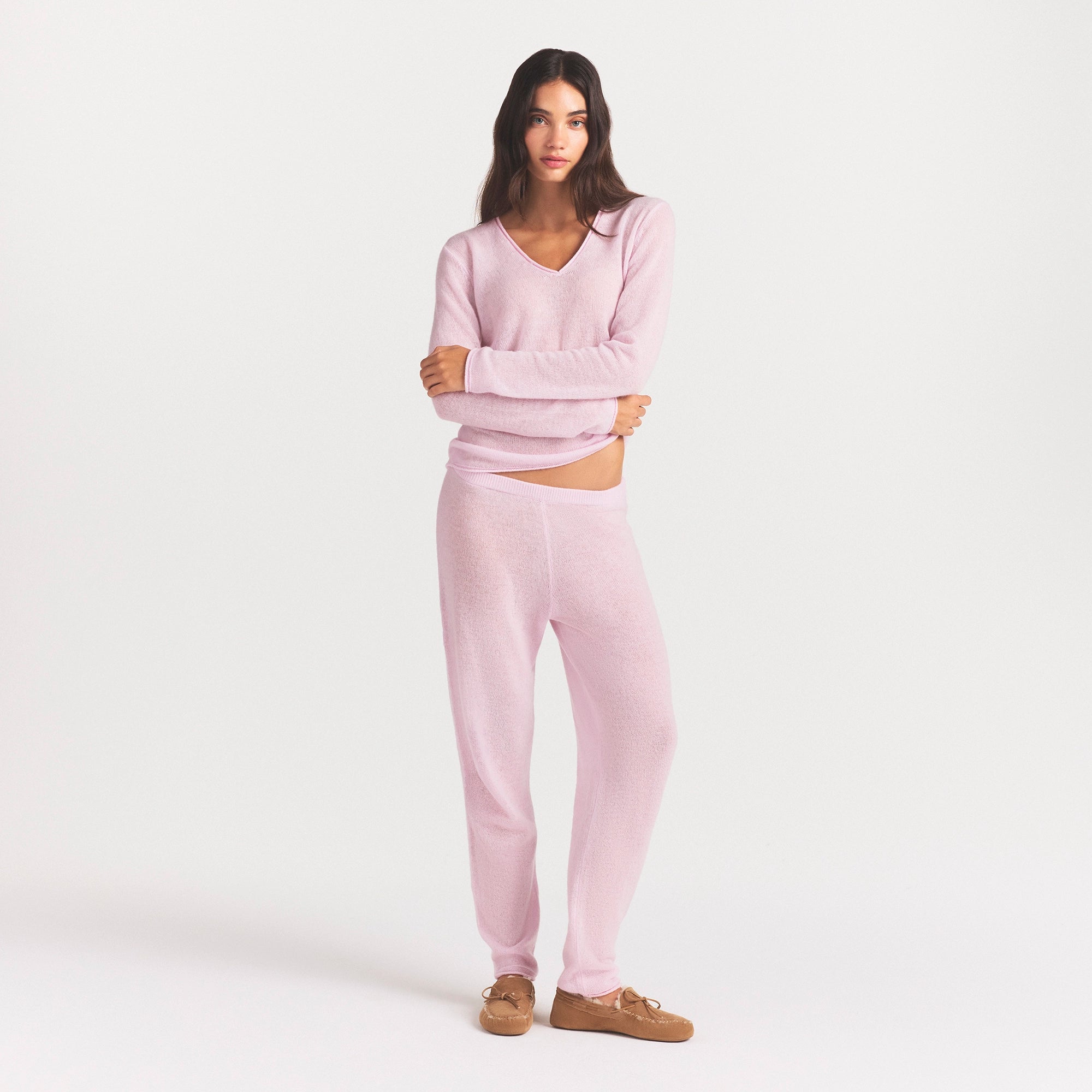 AIRY CASHMERE JOGGER | CHERRY BLOSSOM ON A MODEL FRONT VIEW @ | FOCUS: 0.0, 1.0, 0.9