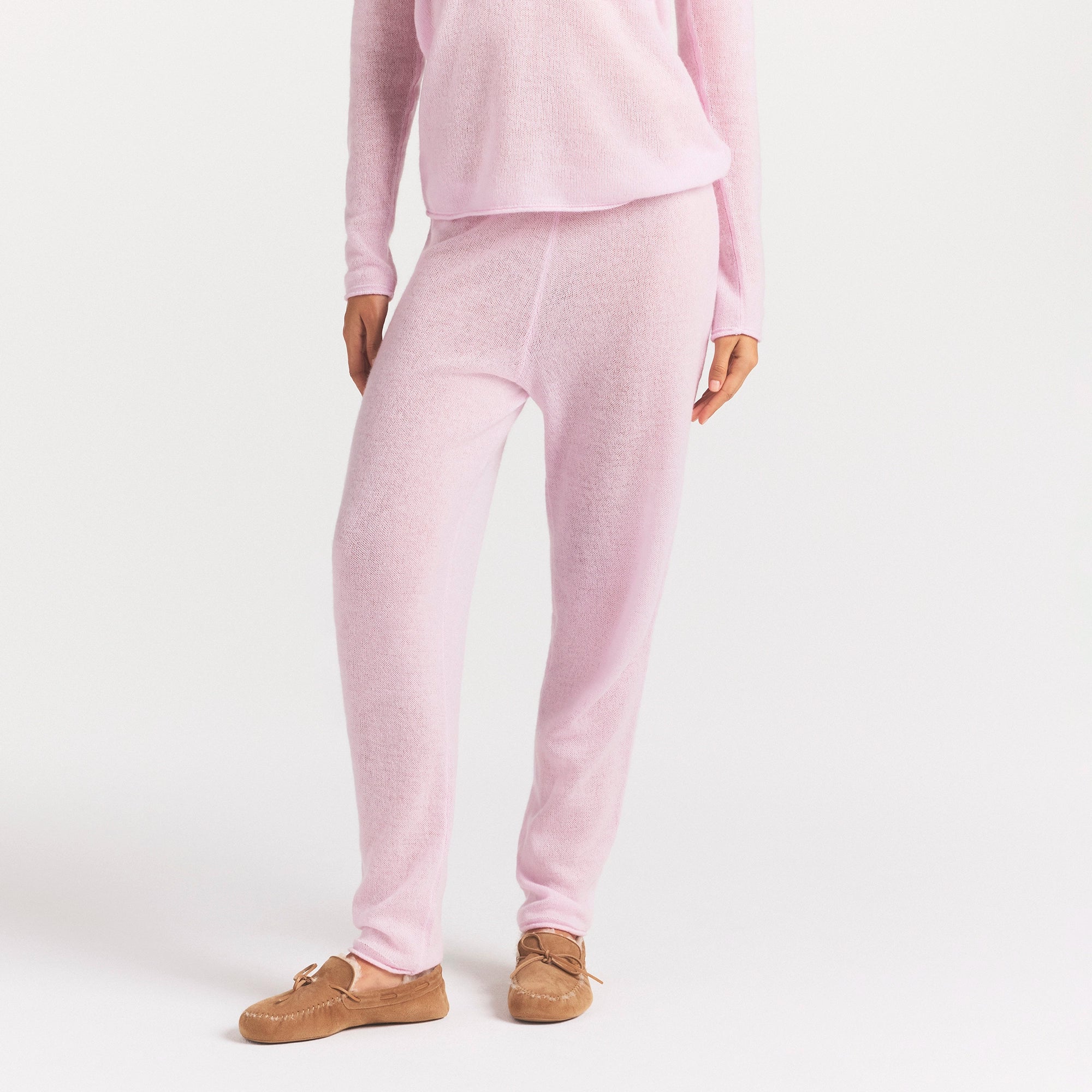 AIRY CASHMERE JOGGER | CHERRY BLOSSOM ON A MODEL SIDE VIEW @ | FOCUS: 0.0, 1.0, 0.9