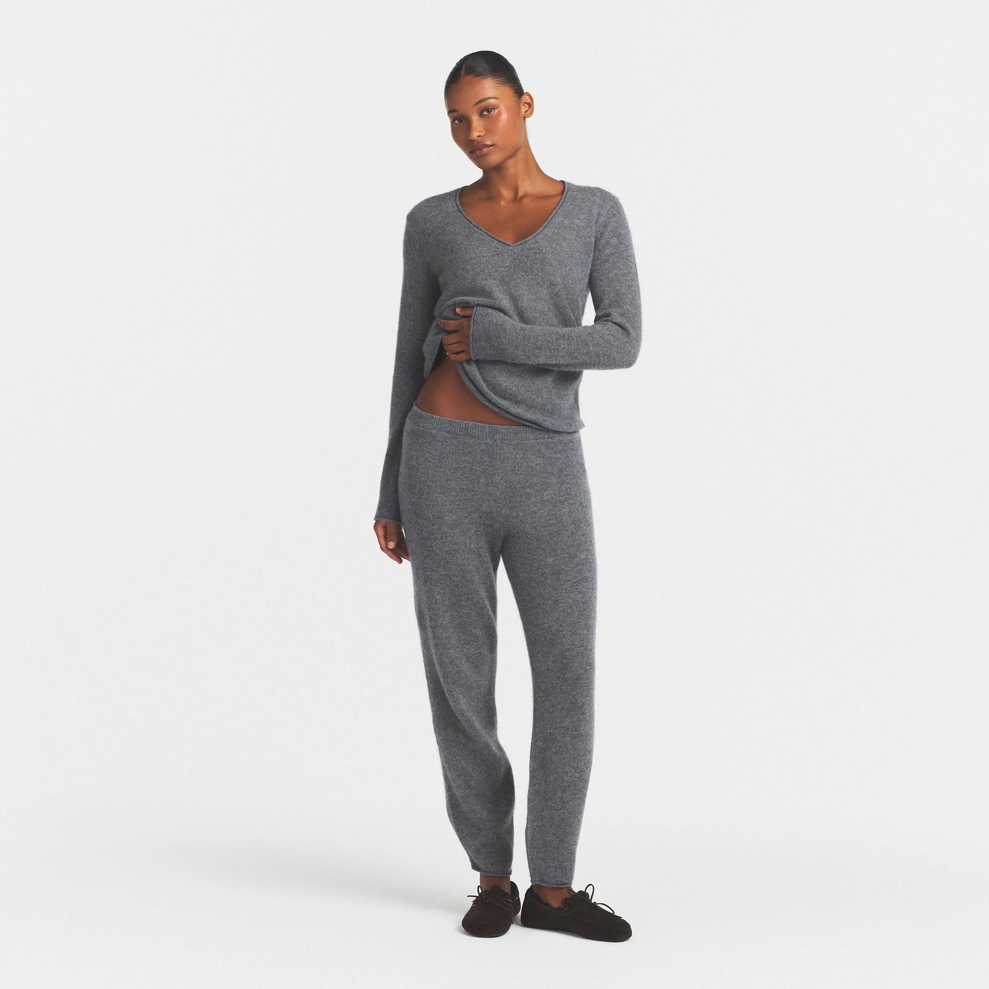 AIRY CASHMERE JOGGER | DARK HEATHER GREY ON A MODEL FRONT VIEW @ | FOCUS: 0.0, 1.0, 0.9
