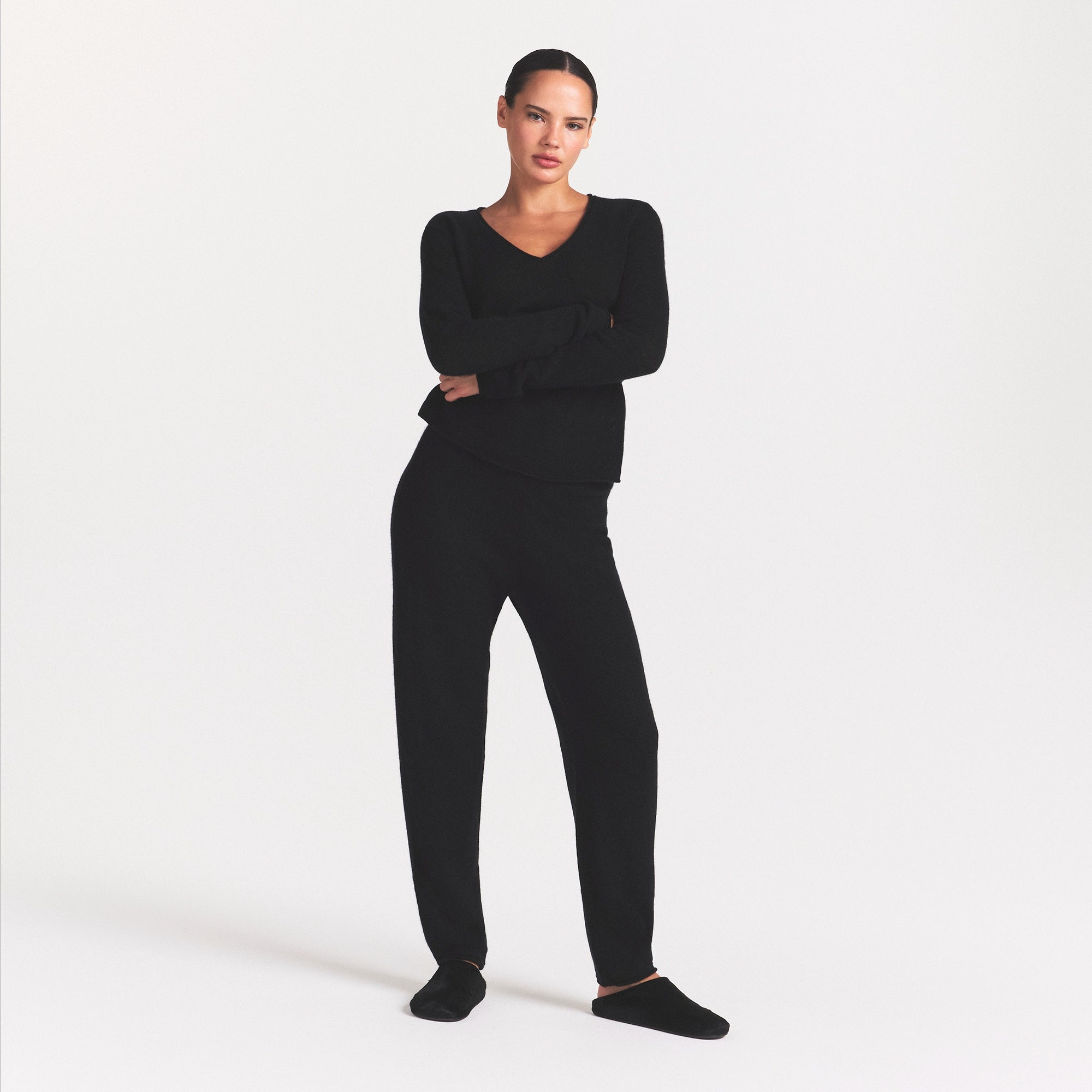 AIRY CASHMERE JOGGER | ONYX ON A MODEL FRONT VIEW @ | FOCUS: 0.0, 1.0, 0.9