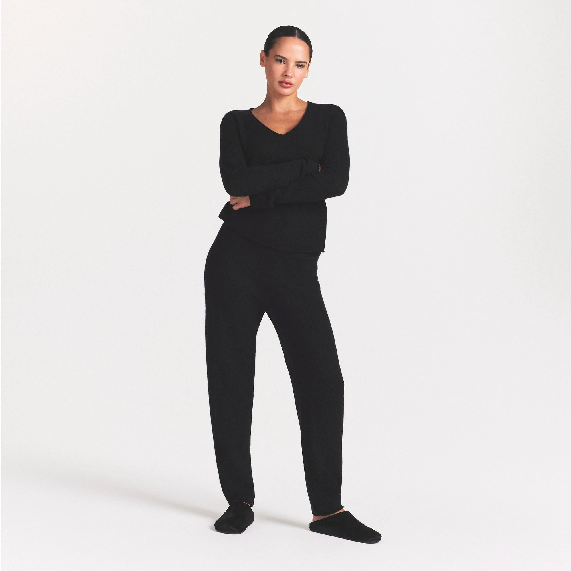 AIRY CASHMERE JOGGER | ONYX ON A MODEL FRONT VIEW @ | FOCUS: 0.0, 1.0, 0.9