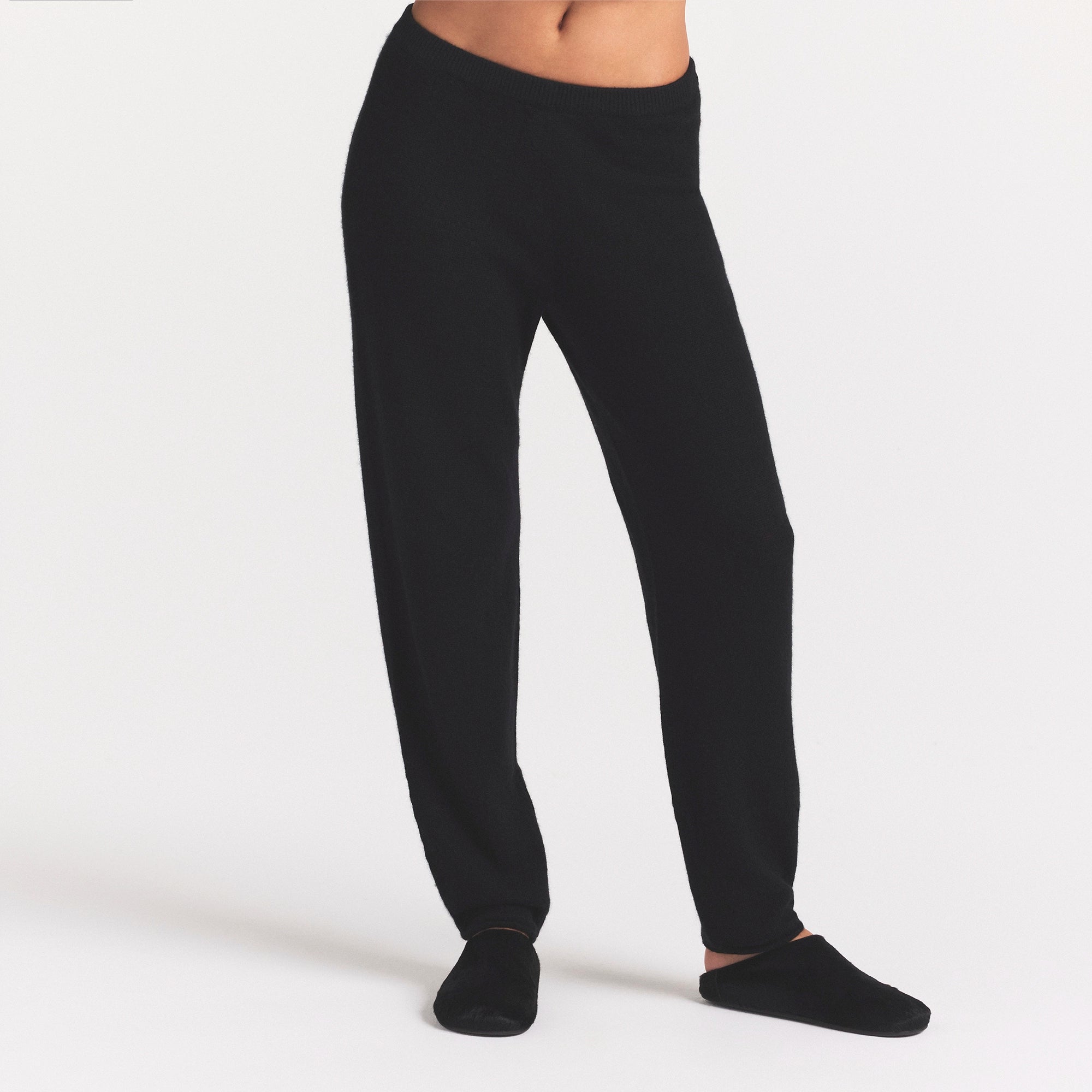 AIRY CASHMERE JOGGER | ONYX ON A MODEL SIDE VIEW @ | FOCUS: 0.0, 1.0, 0.9