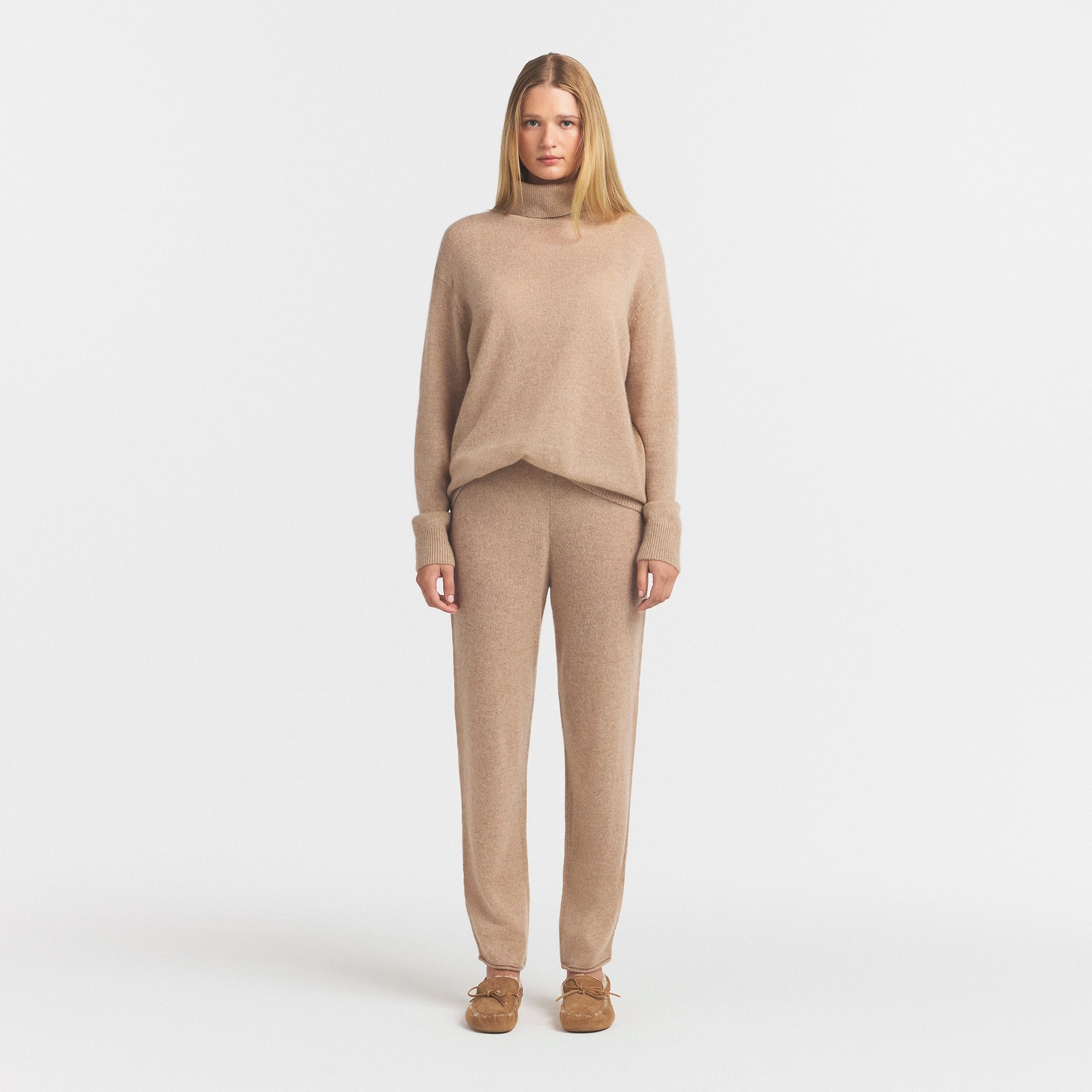 AIRY CASHMERE JOGGER | TOFFEE ON A MODEL FRONT VIEW @ | FOCUS: 0.0, 1.0, 0.9